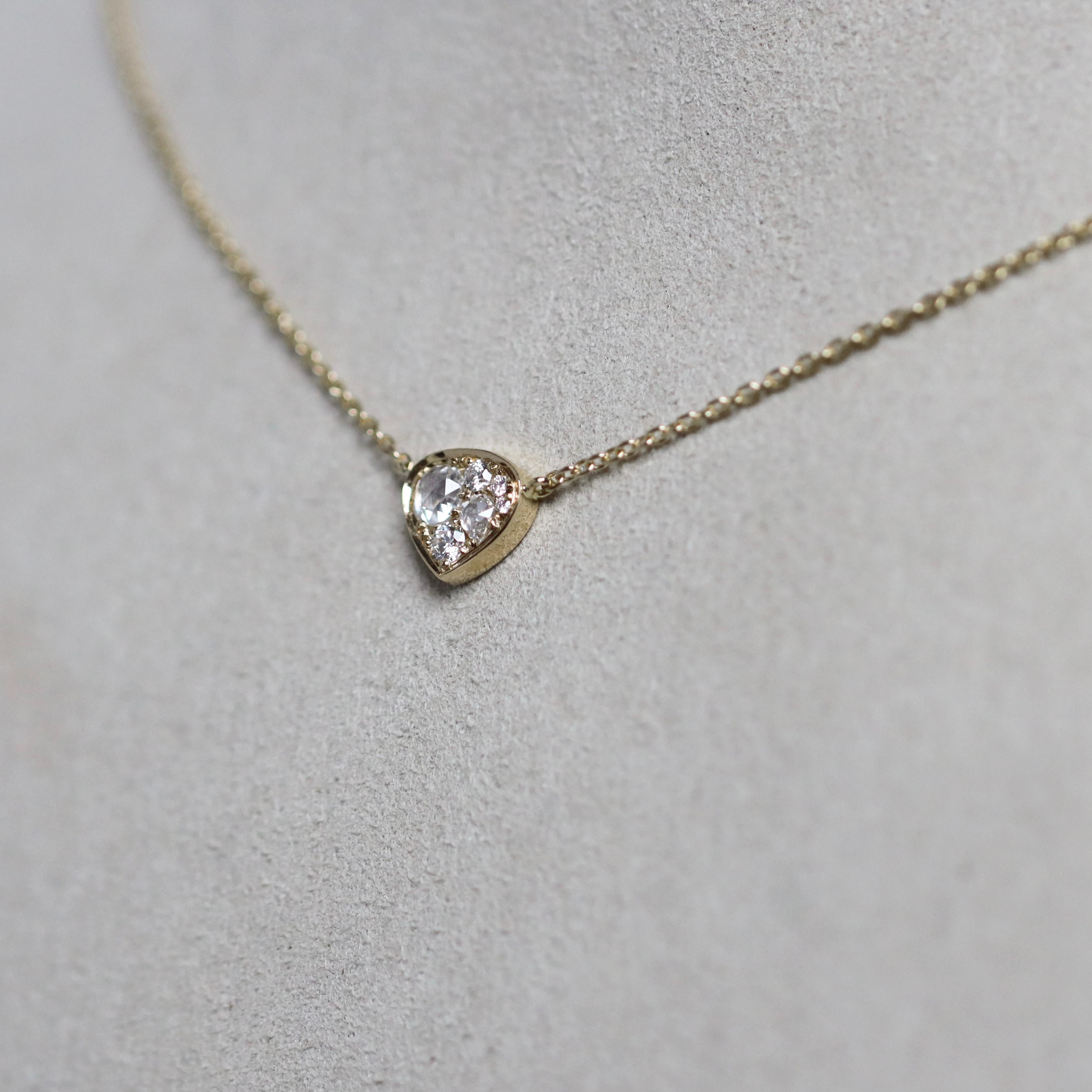 Contemporain Collier pendentif en or jaune pavé de brillants et de diamants taillés en rose en vente