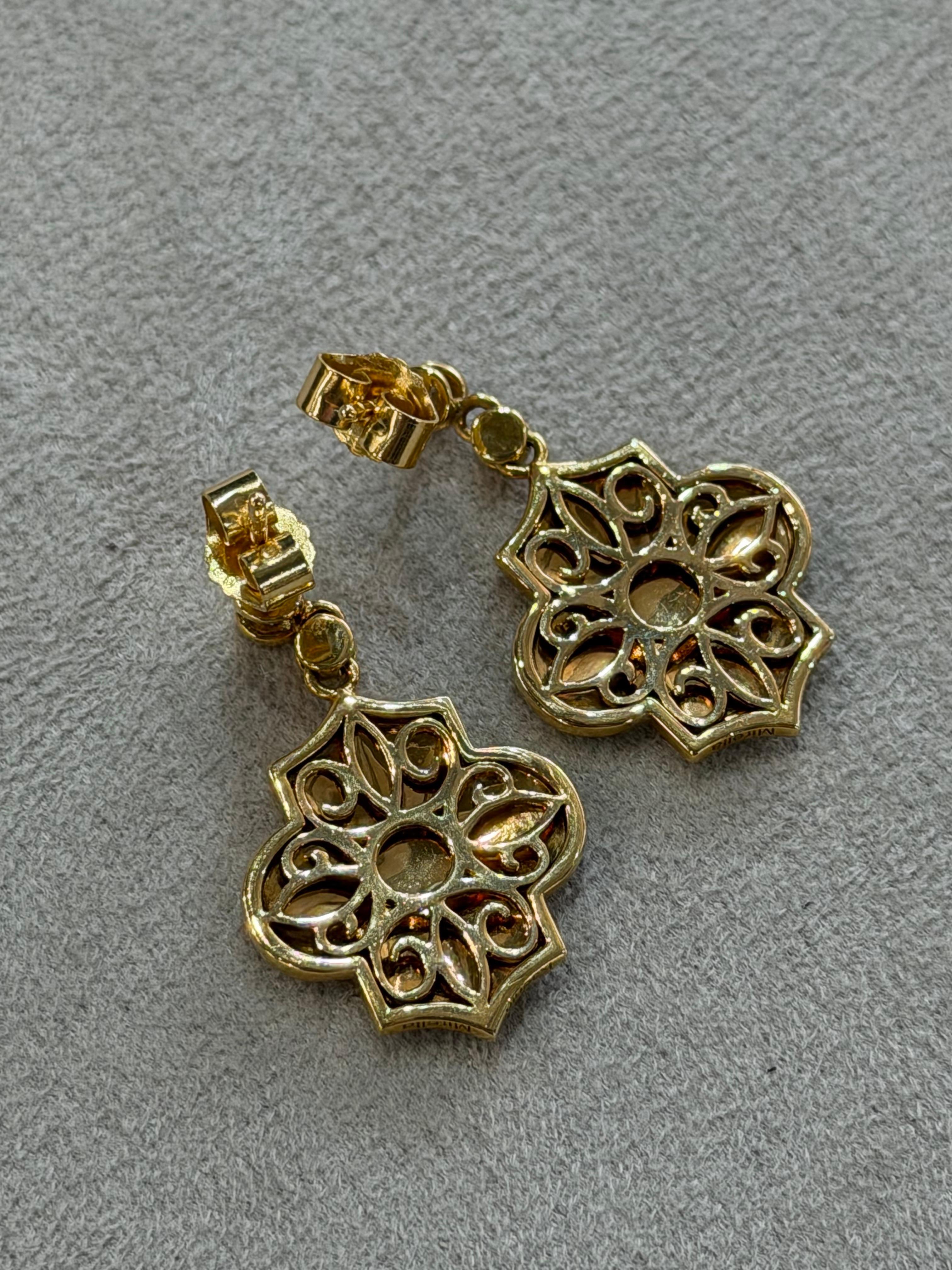 Orecchini a goccia con motivo di diamanti bianchi in oro giallo in vendita 4