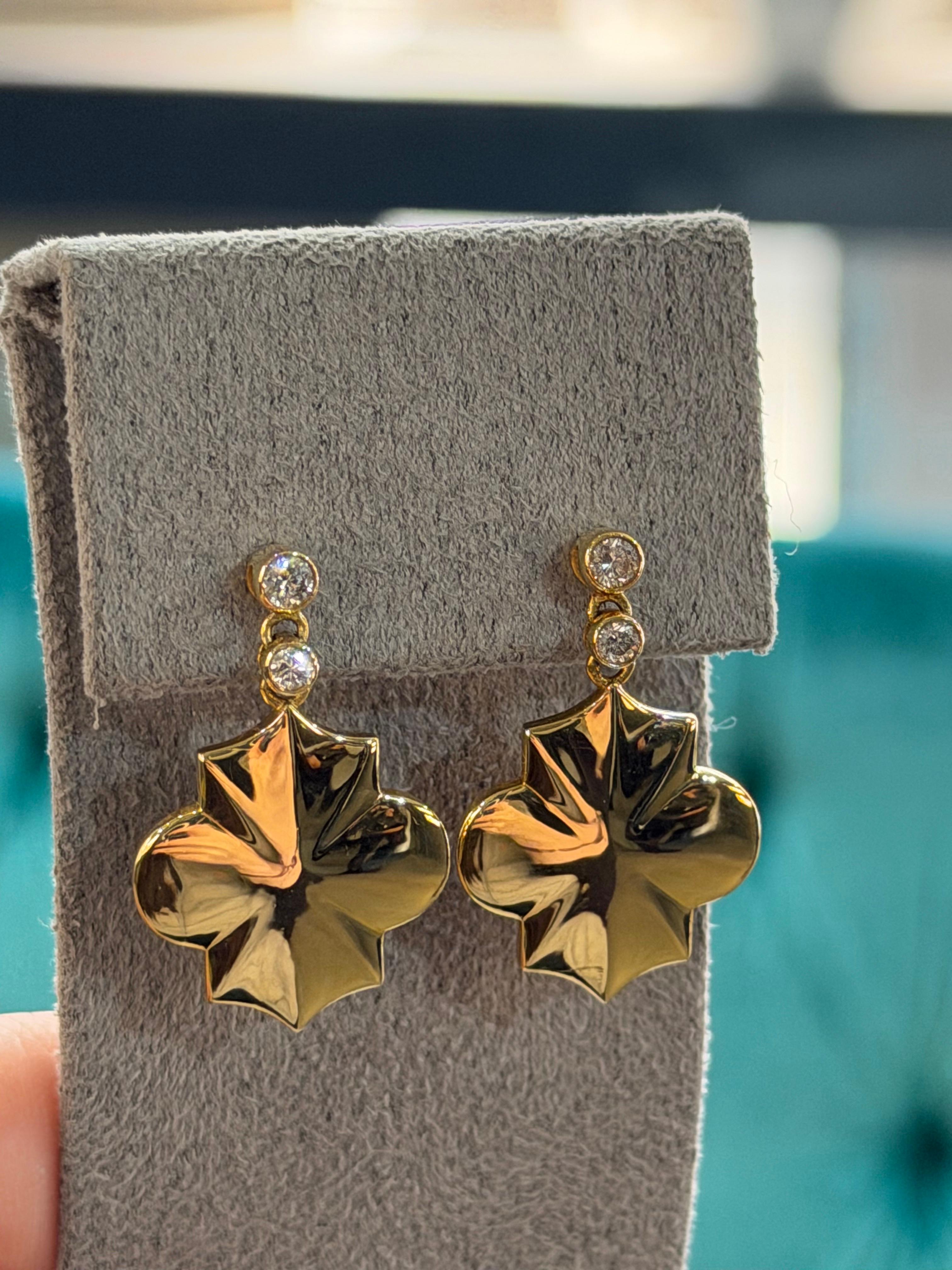 Orecchini a goccia con motivo di diamanti bianchi in oro giallo in vendita 5