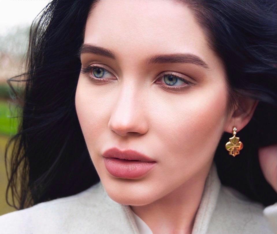 Orecchini a goccia con motivo di diamanti bianchi in oro giallo
Ti presentiamo gli Orecchini Regal con Goccia di Diamante, un'elegante creazione della Collectional. Realizzati a mano in oro giallo 18 carati, questi orecchini incarnano la bellezza