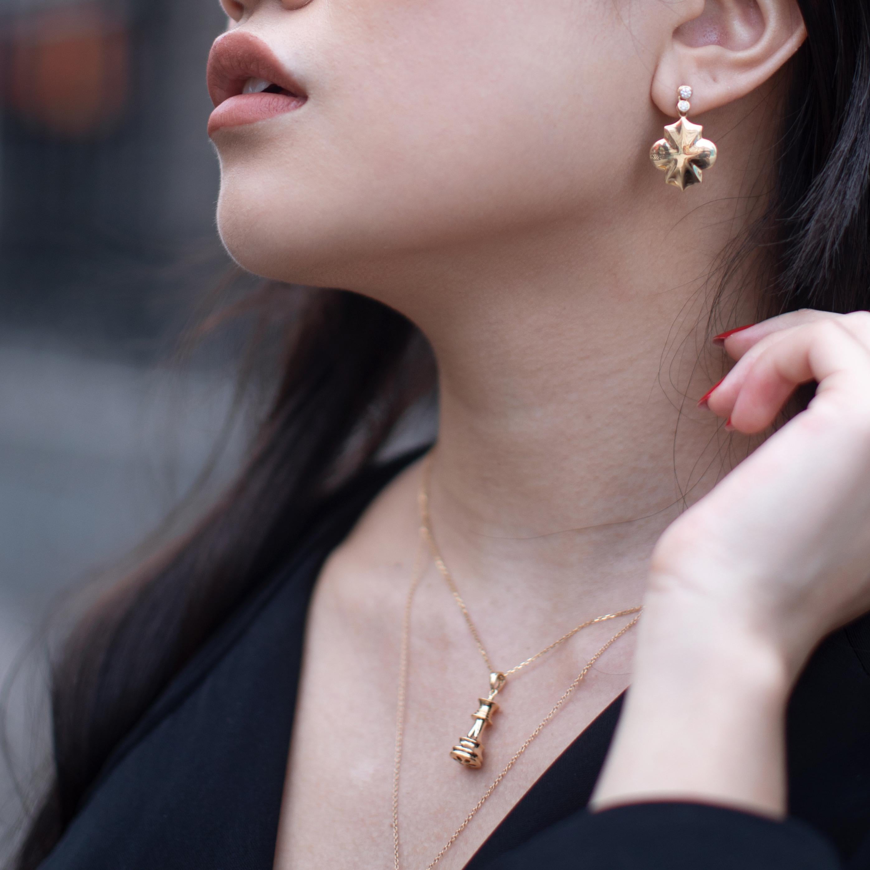 Taglio rotondo Orecchini a goccia con motivo di diamanti bianchi in oro giallo in vendita