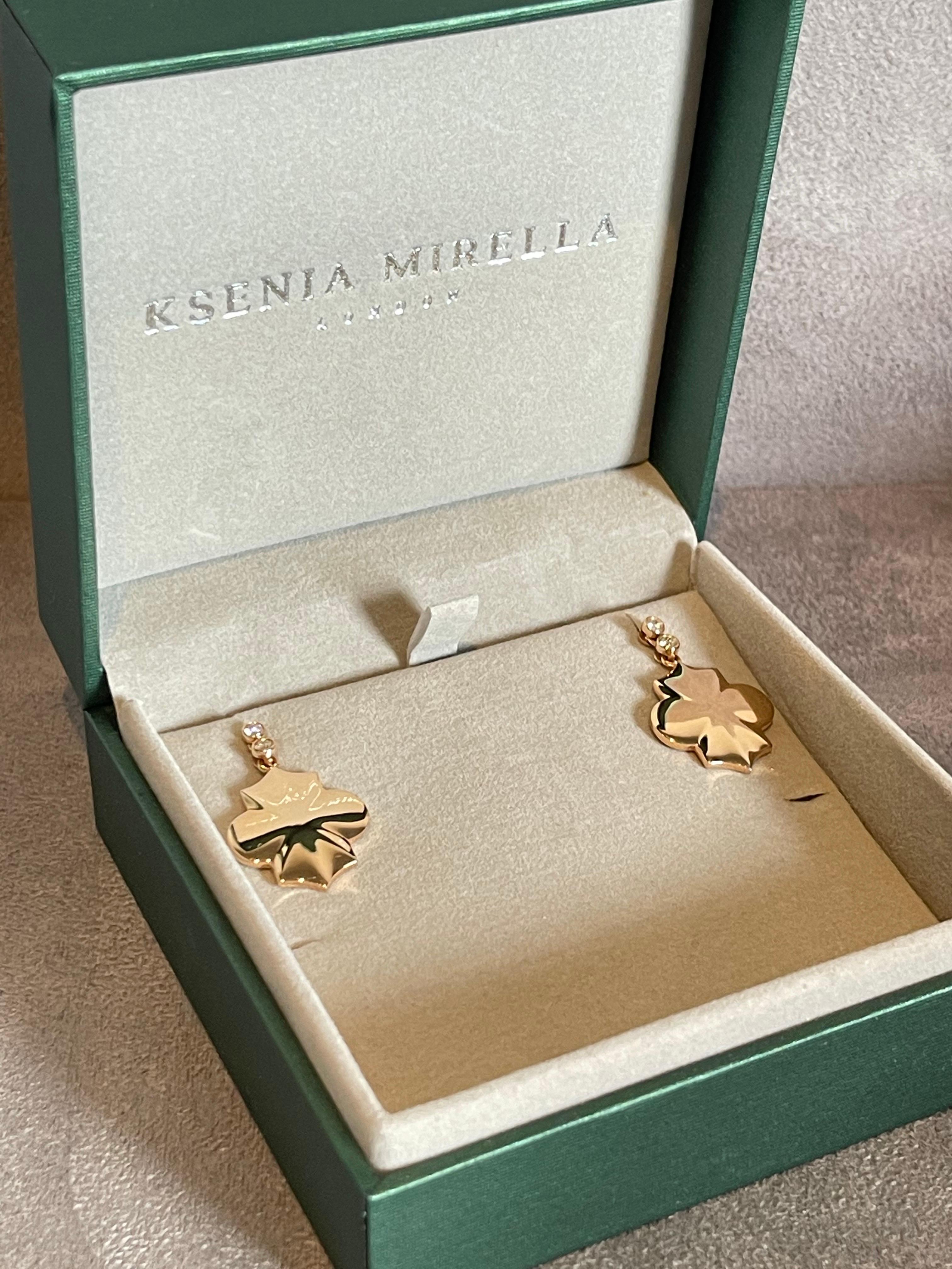 Orecchini a goccia con motivo di diamanti bianchi in oro giallo In condizioni Nuovo in vendita a Marlow, GB