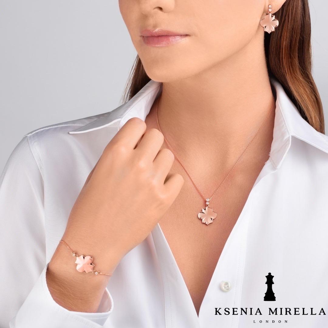 Donna Orecchini a goccia con motivo di diamanti bianchi in oro giallo in vendita