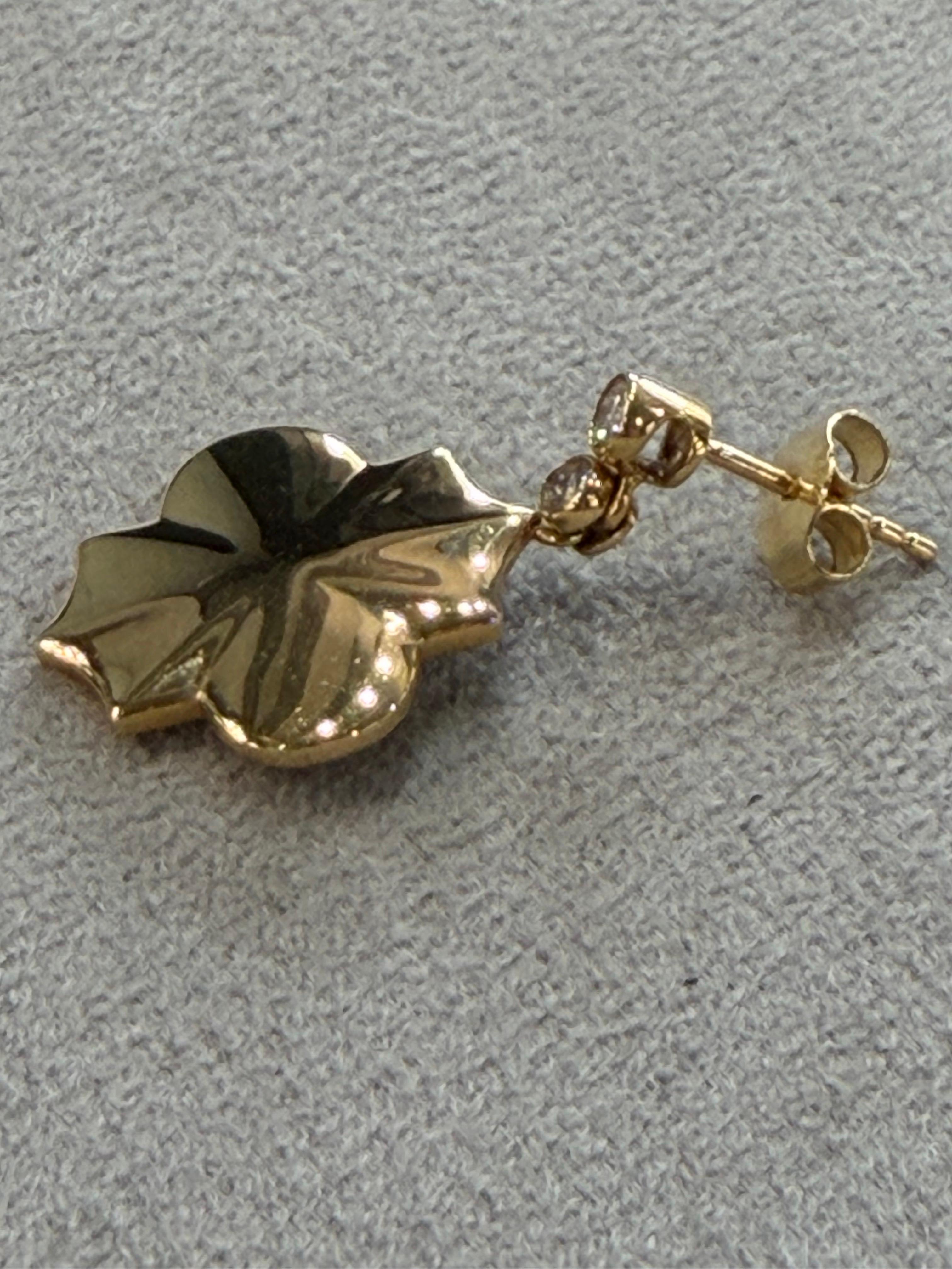 Orecchini a goccia con motivo di diamanti bianchi in oro giallo in vendita 1