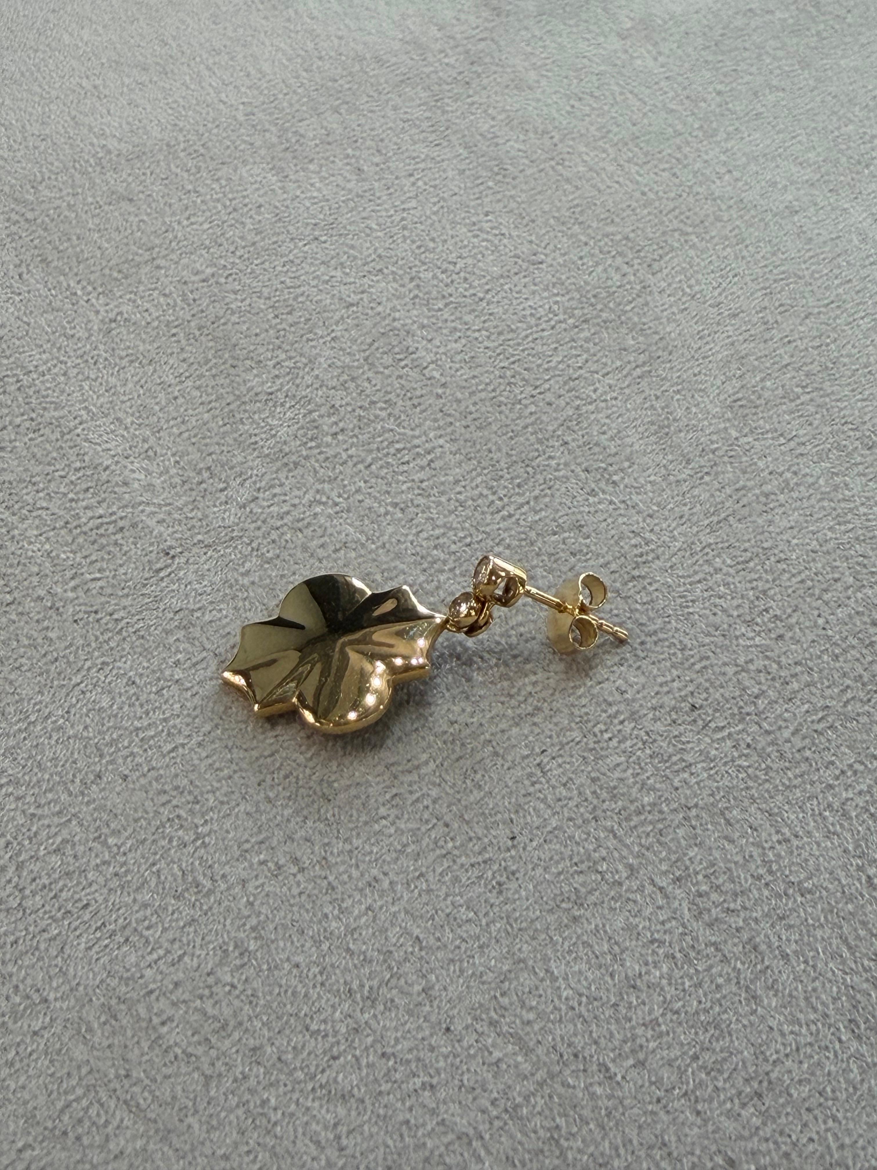 Orecchini a goccia con motivo di diamanti bianchi in oro giallo in vendita 2