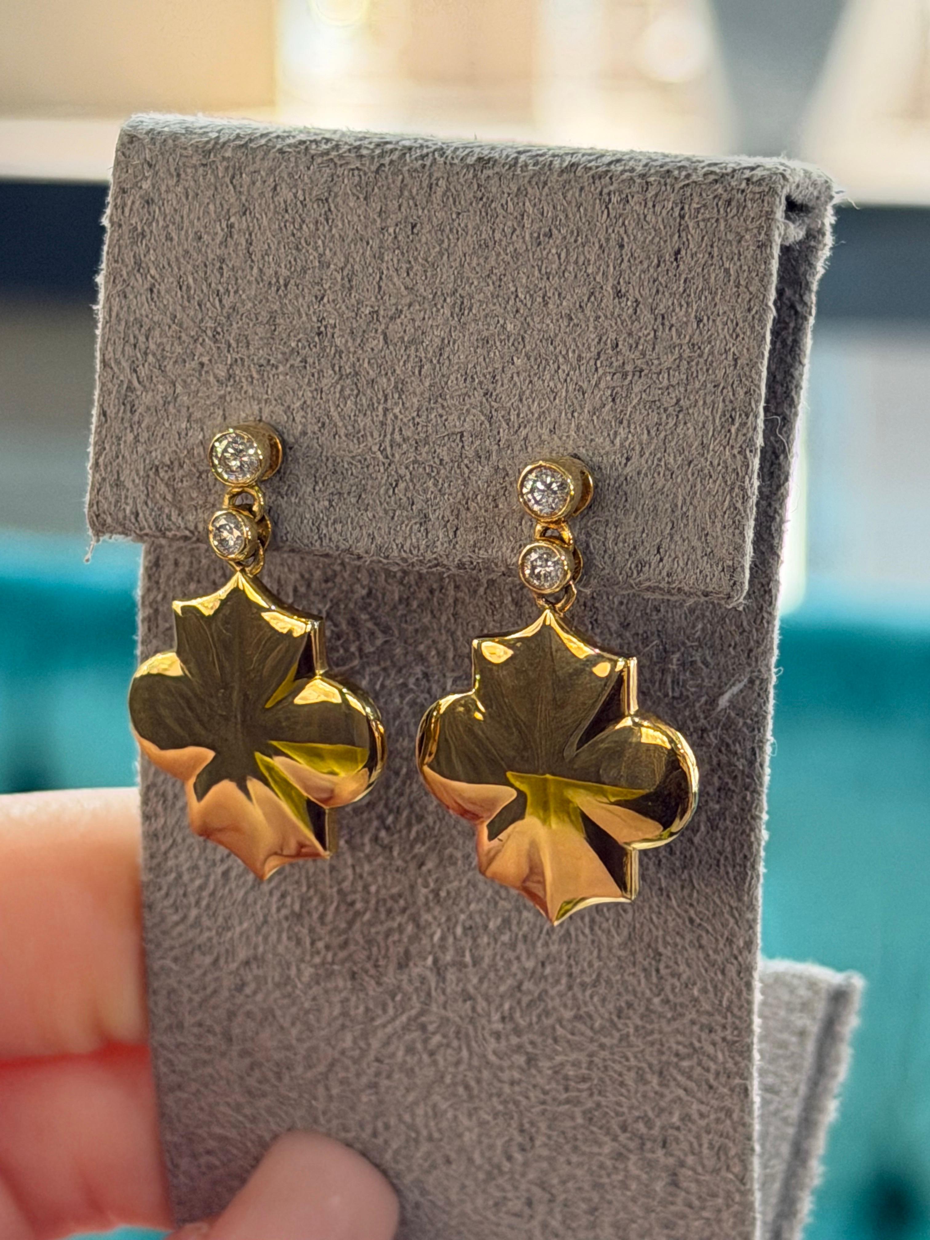 Orecchini a goccia con motivo di diamanti bianchi in oro giallo in vendita 3