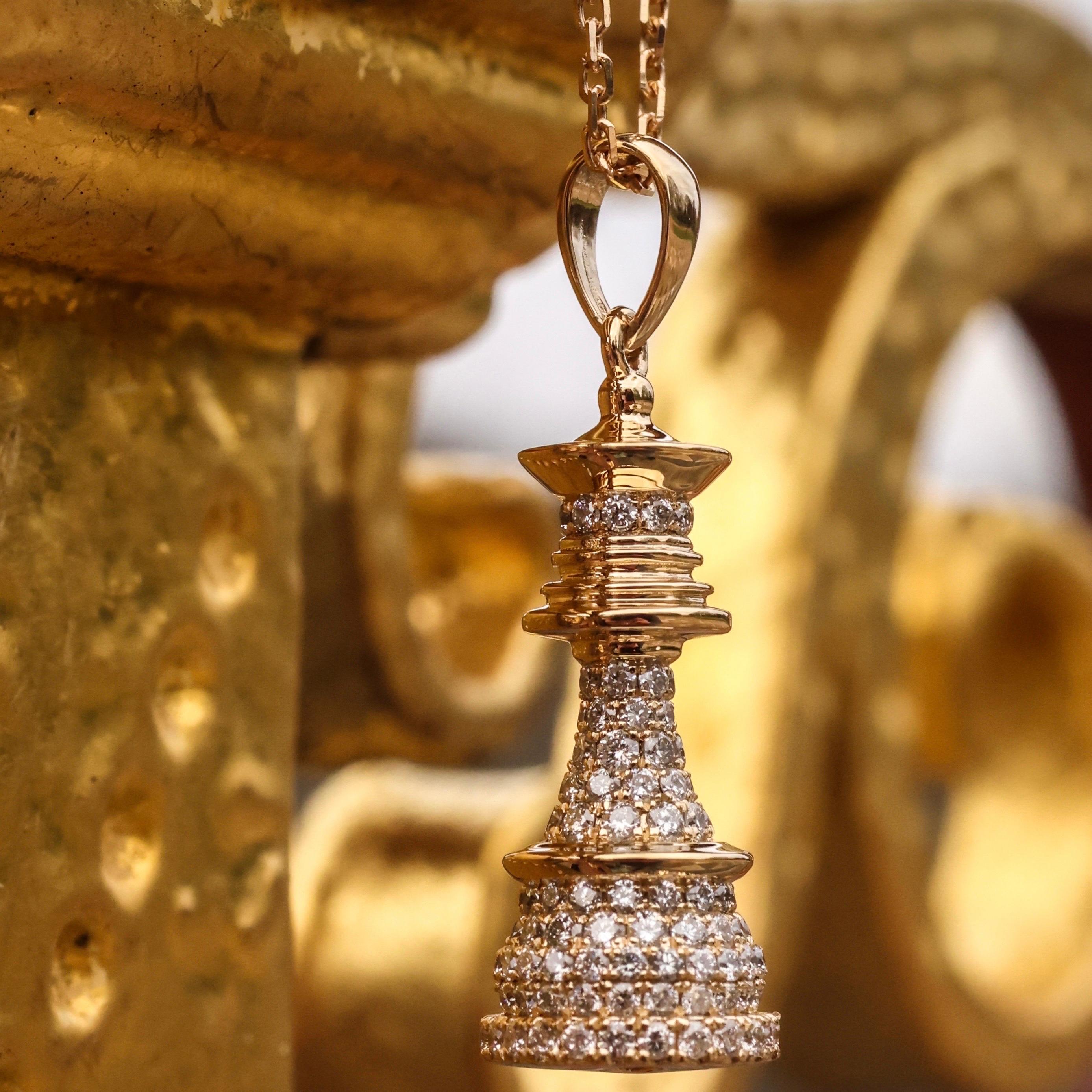 Taglio rotondo Collana Regina degli Scacchi in oro giallo e diamanti bianchi Pave in vendita