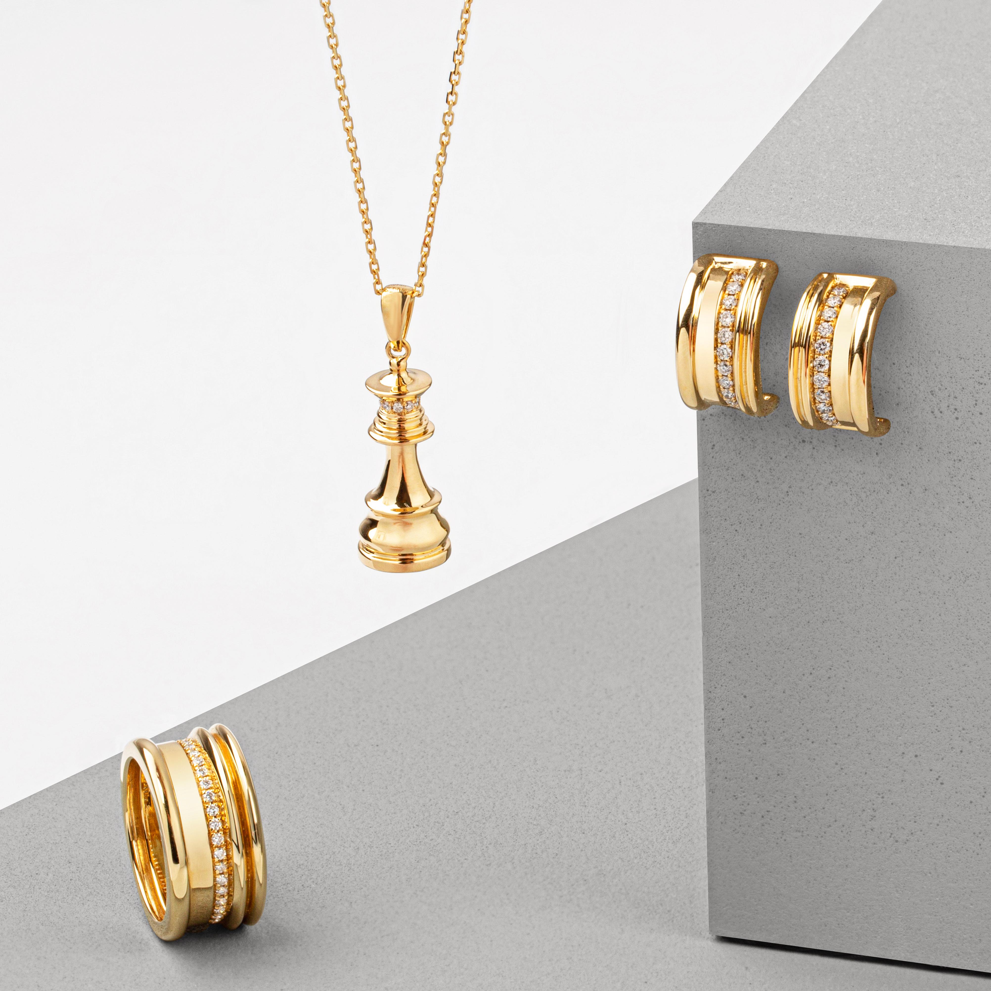 Bague à large bande en or jaune et diamants blancs en vente 4