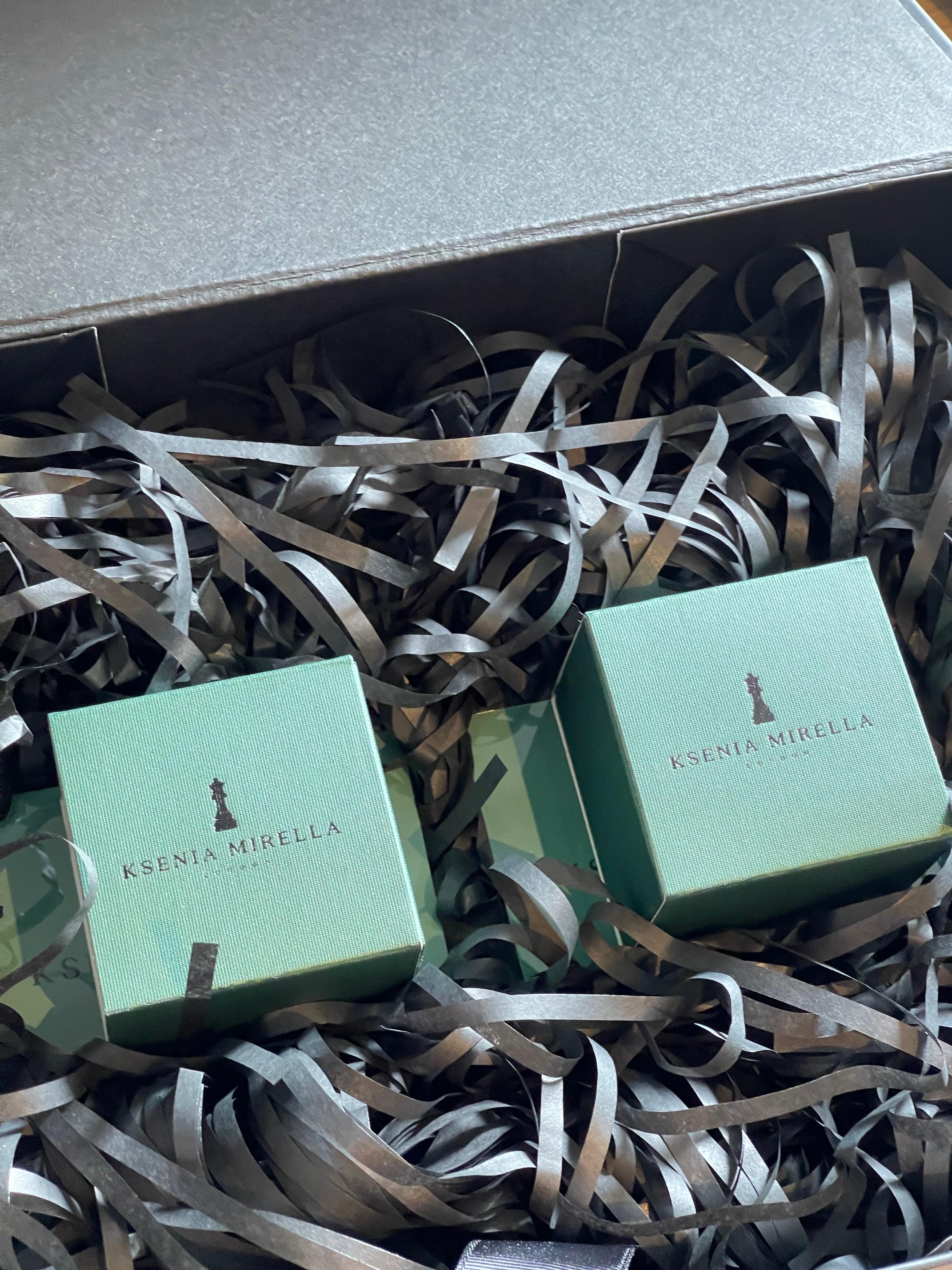 Bague à large bande en or jaune et diamants blancs en vente 5