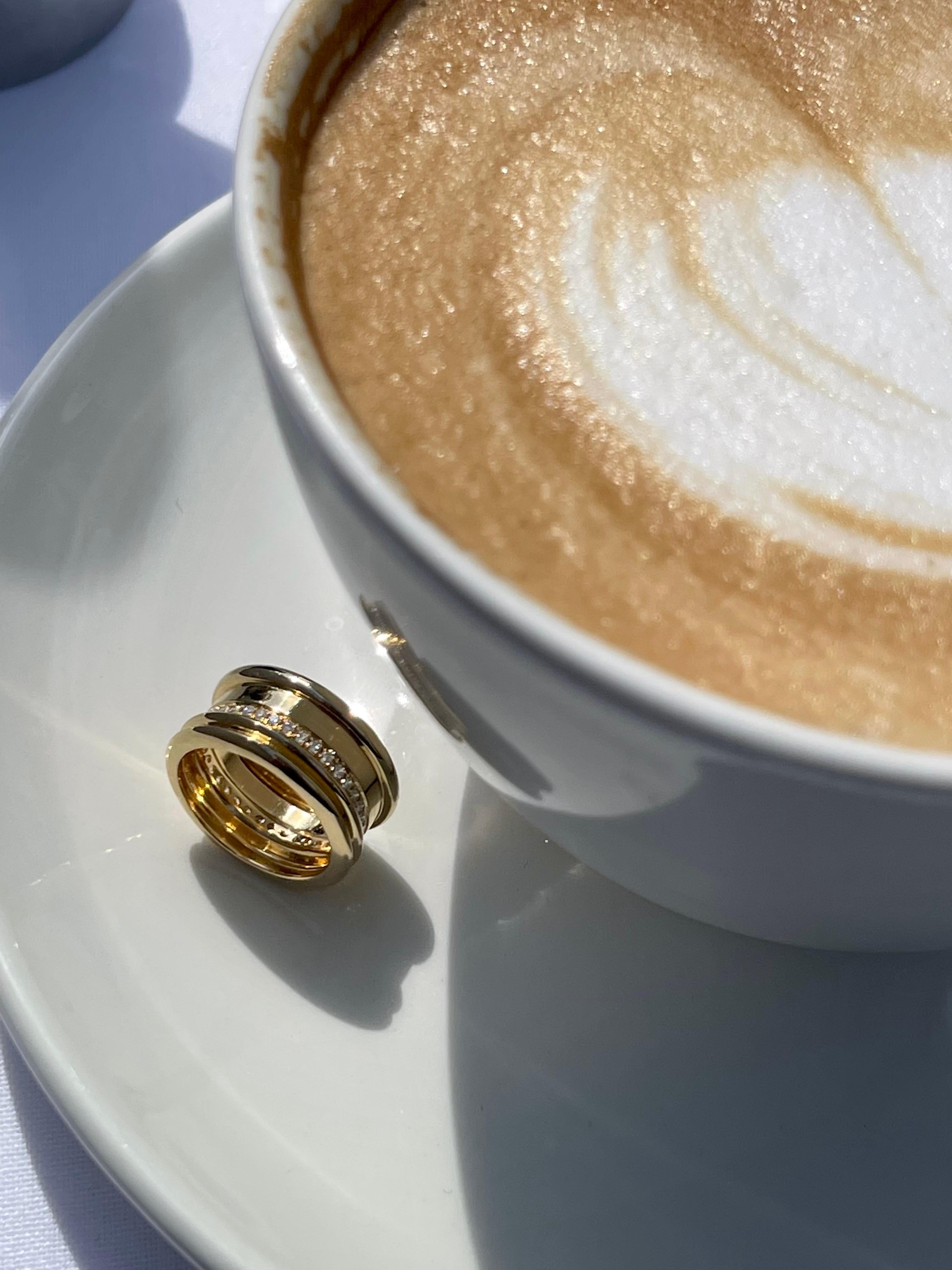 Bague à large bande en or jaune et diamants blancs en vente 6