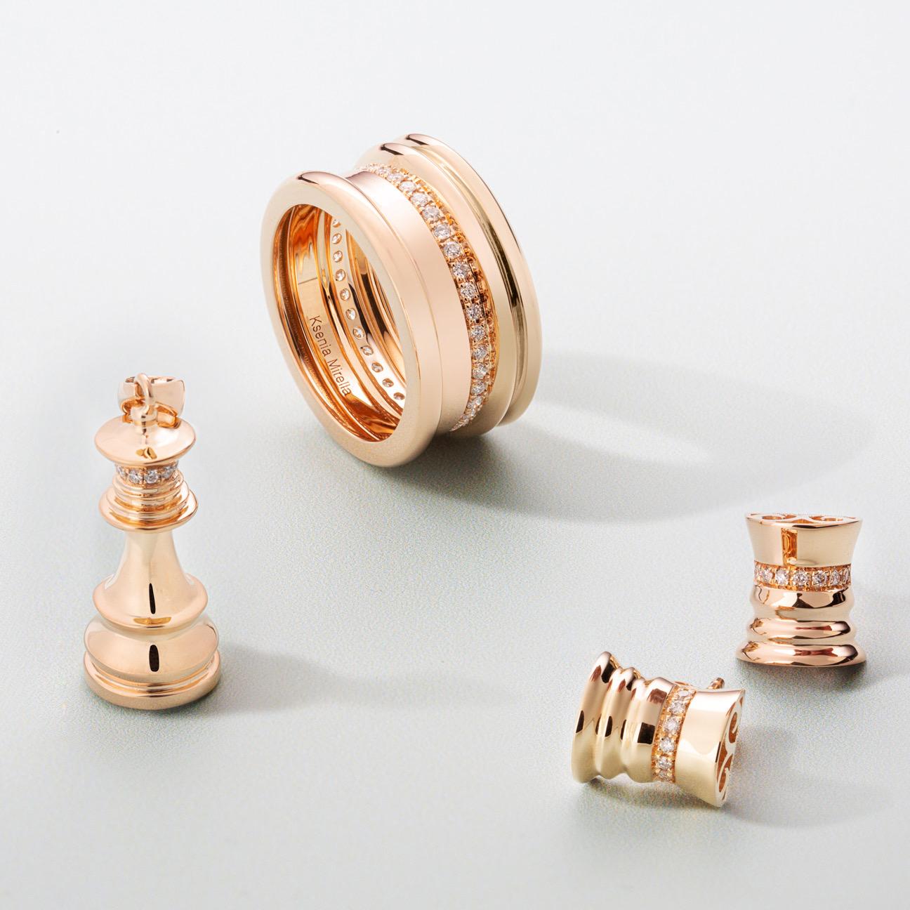 Moderne Bague à large bande en or jaune et diamants blancs en vente