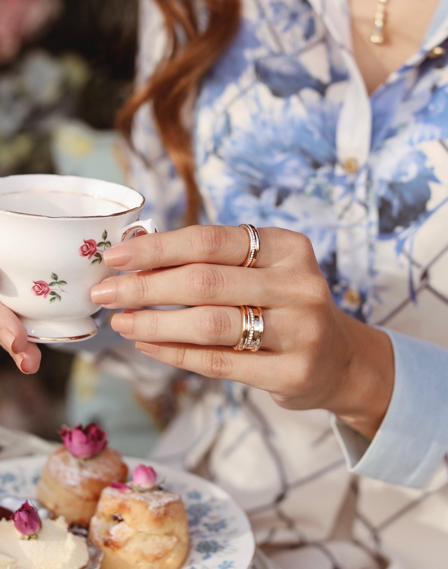 Taille ronde Bague à large bande en or jaune et diamants blancs en vente