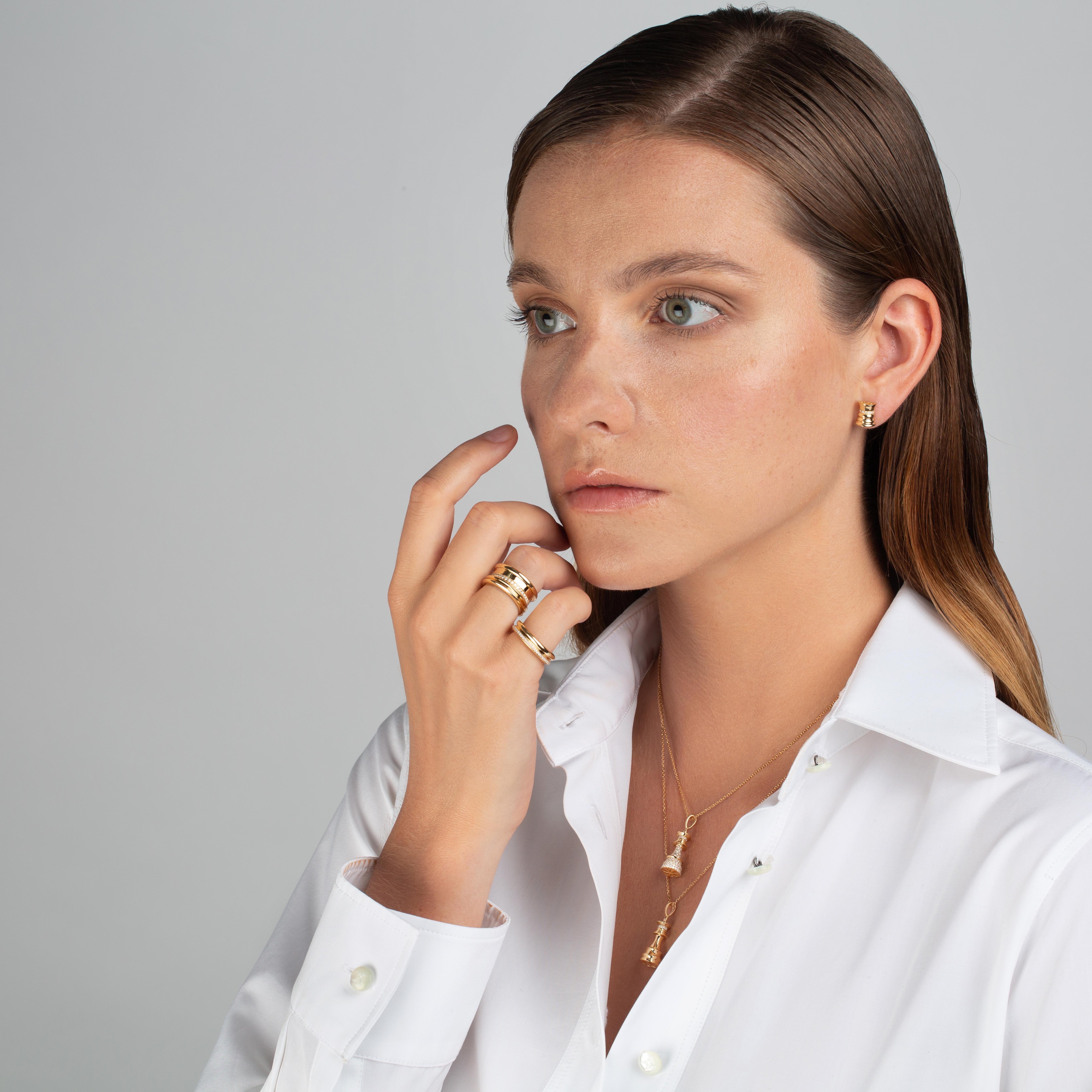 Bague à large bande en or jaune et diamants blancs Pour femmes en vente