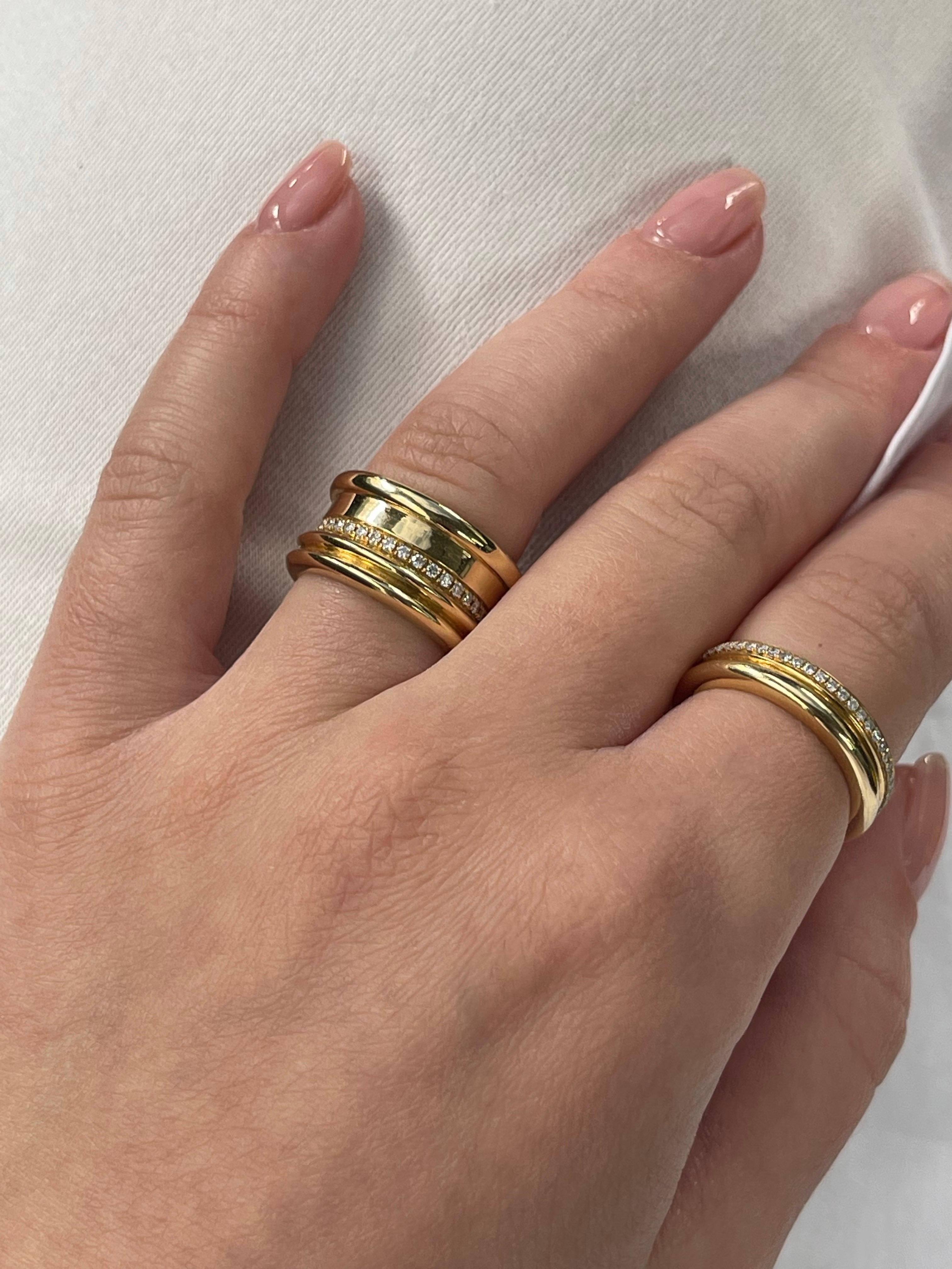 Bague à large bande en or jaune et diamants blancs en vente 1