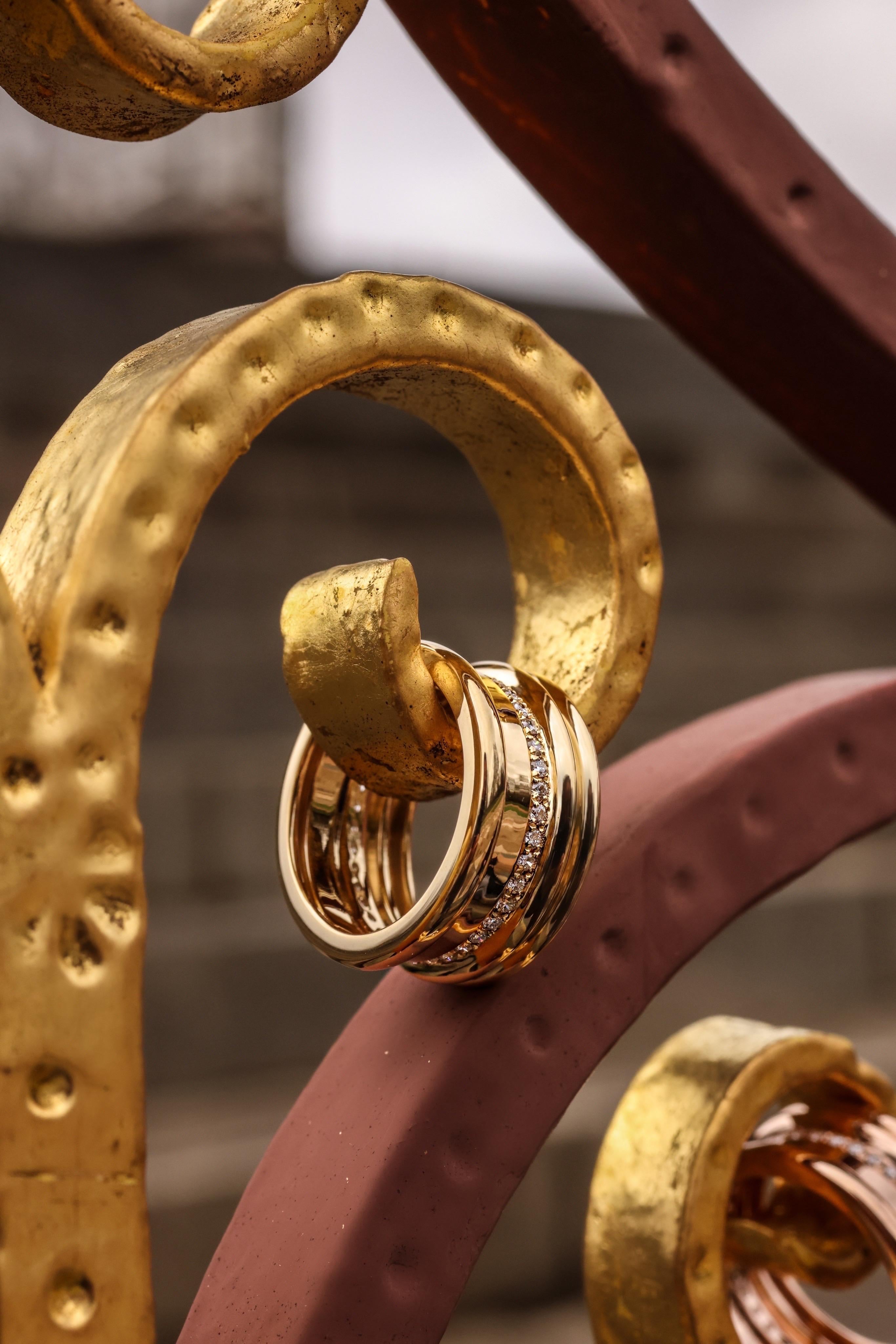 Bague à large bande en or jaune et diamants blancs en vente 2