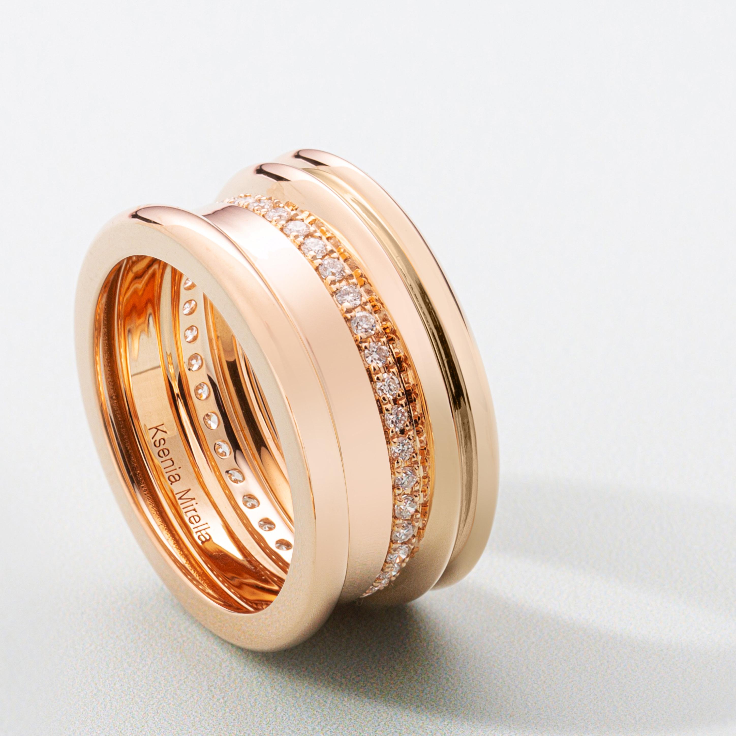 Bague à large bande en or jaune et diamants blancs en vente 3