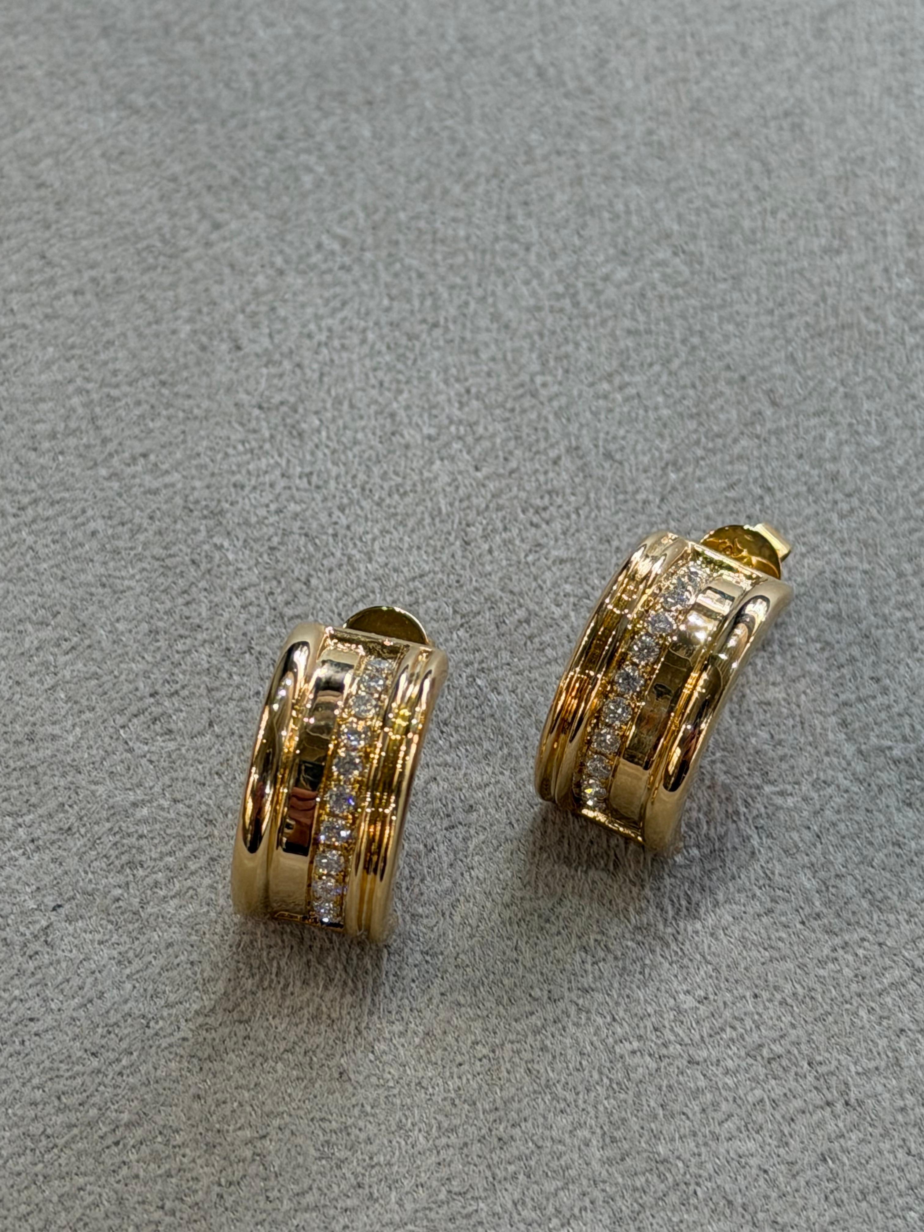 Boucles d'oreilles Reine en or jaune et diamants blancs. en vente 2