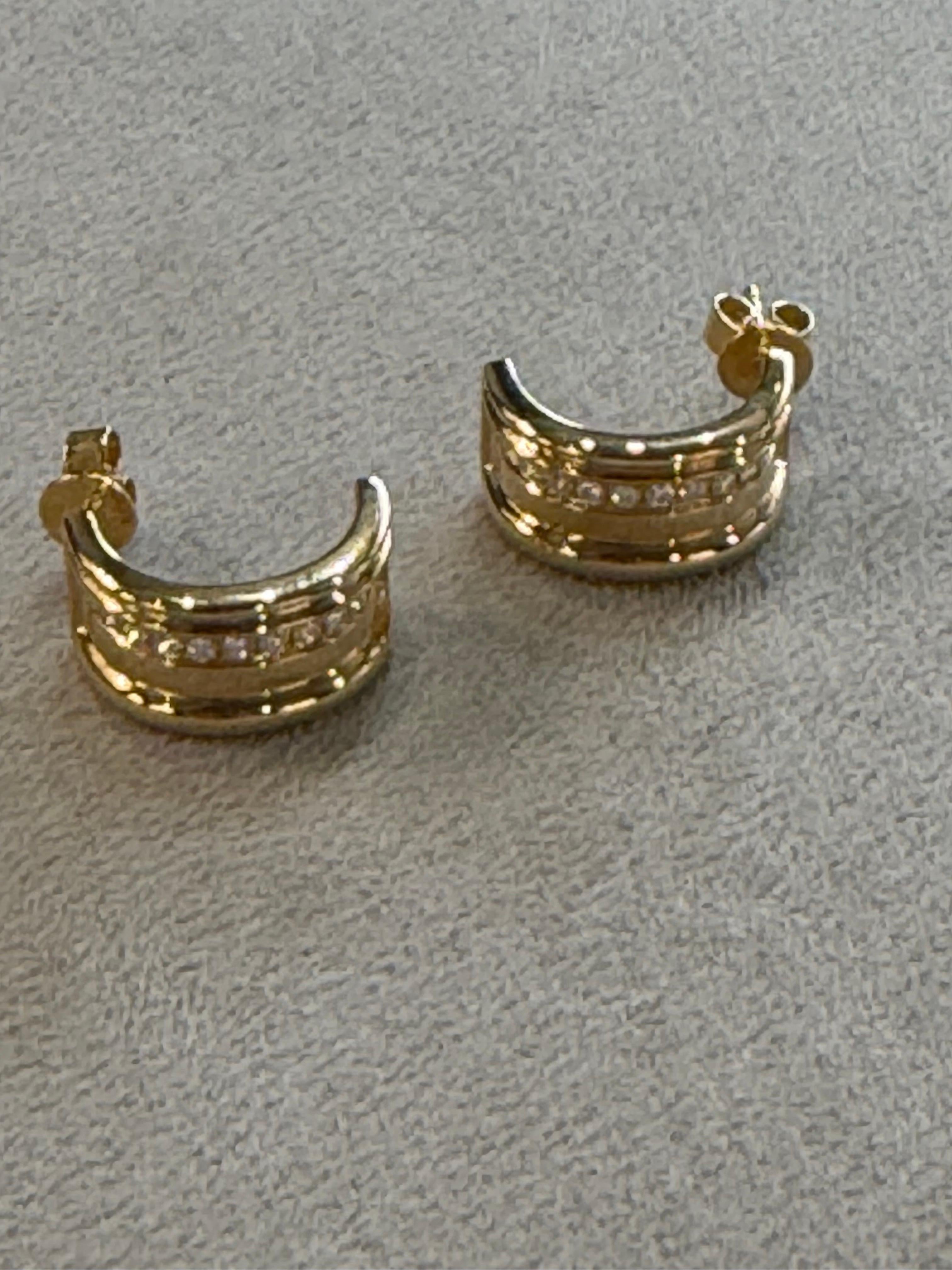 Boucles d'oreilles Reine en or jaune et diamants blancs. en vente 3