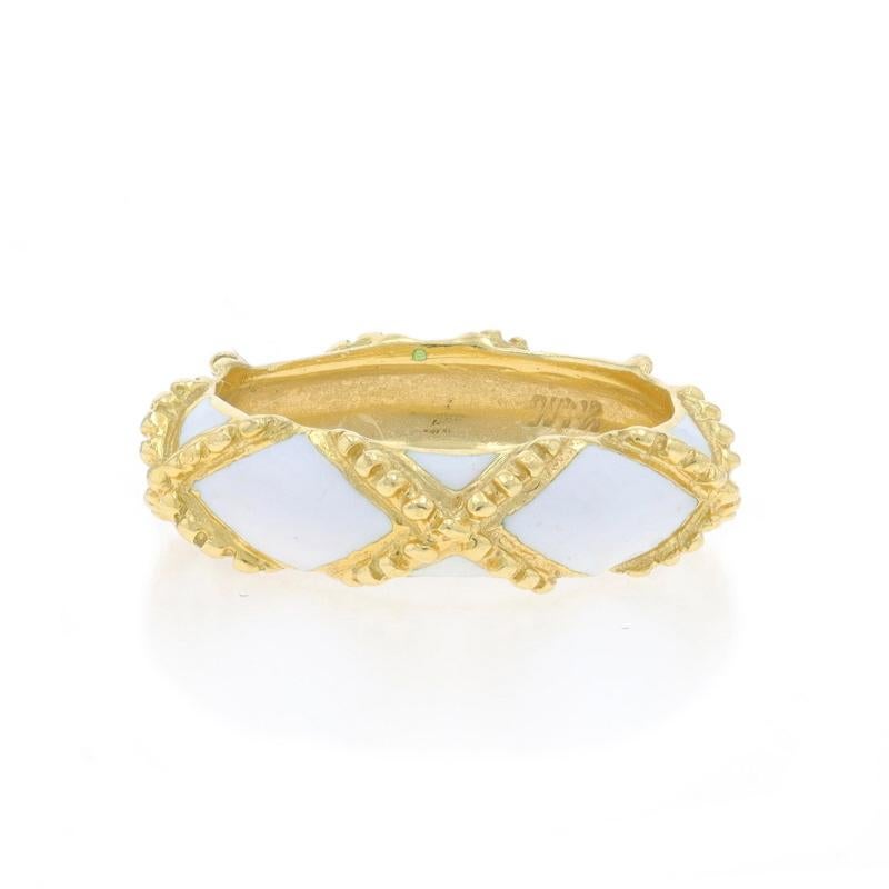 Taglia: 4 1/2

Contenuto del metallo: Oro giallo 18k

Informazioni sul materiale

Materiale: Smalto
Colore: bianco

Stile: Banda
Tema: Nautico
Caratteristiche: Dettagli in corda

Misure

Altezza della faccia (da nord a sud): 7/32