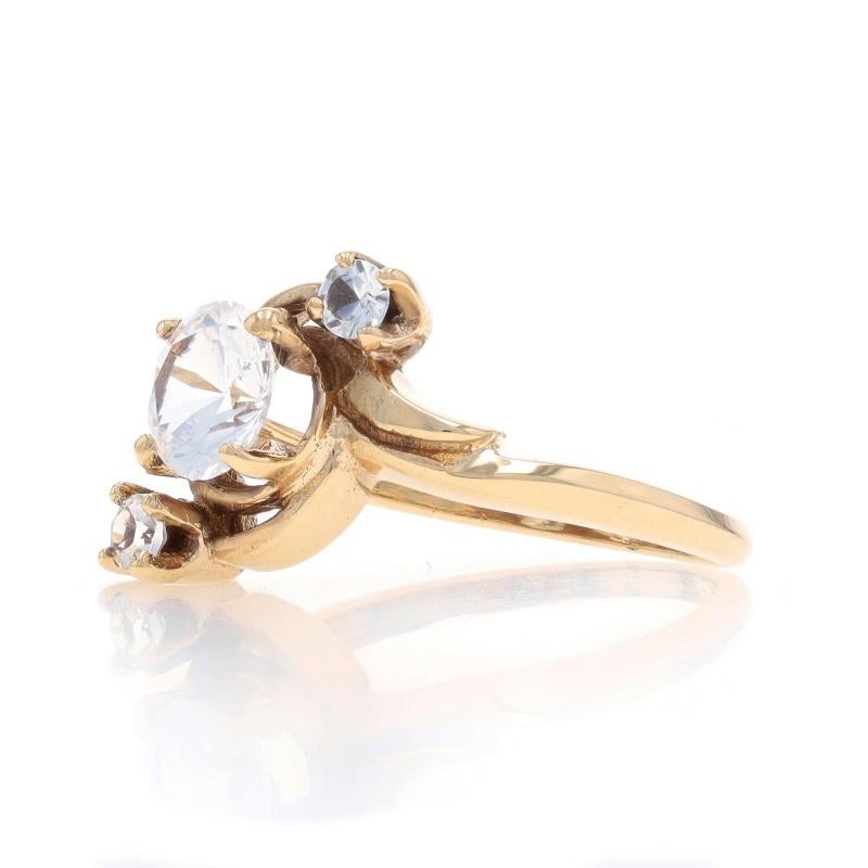 Anello Bypass a tre pietre in oro giallo con zaffiro bianco vintage 10k rotondo 1,48ctw In condizioni ottime in vendita a Greensboro, NC