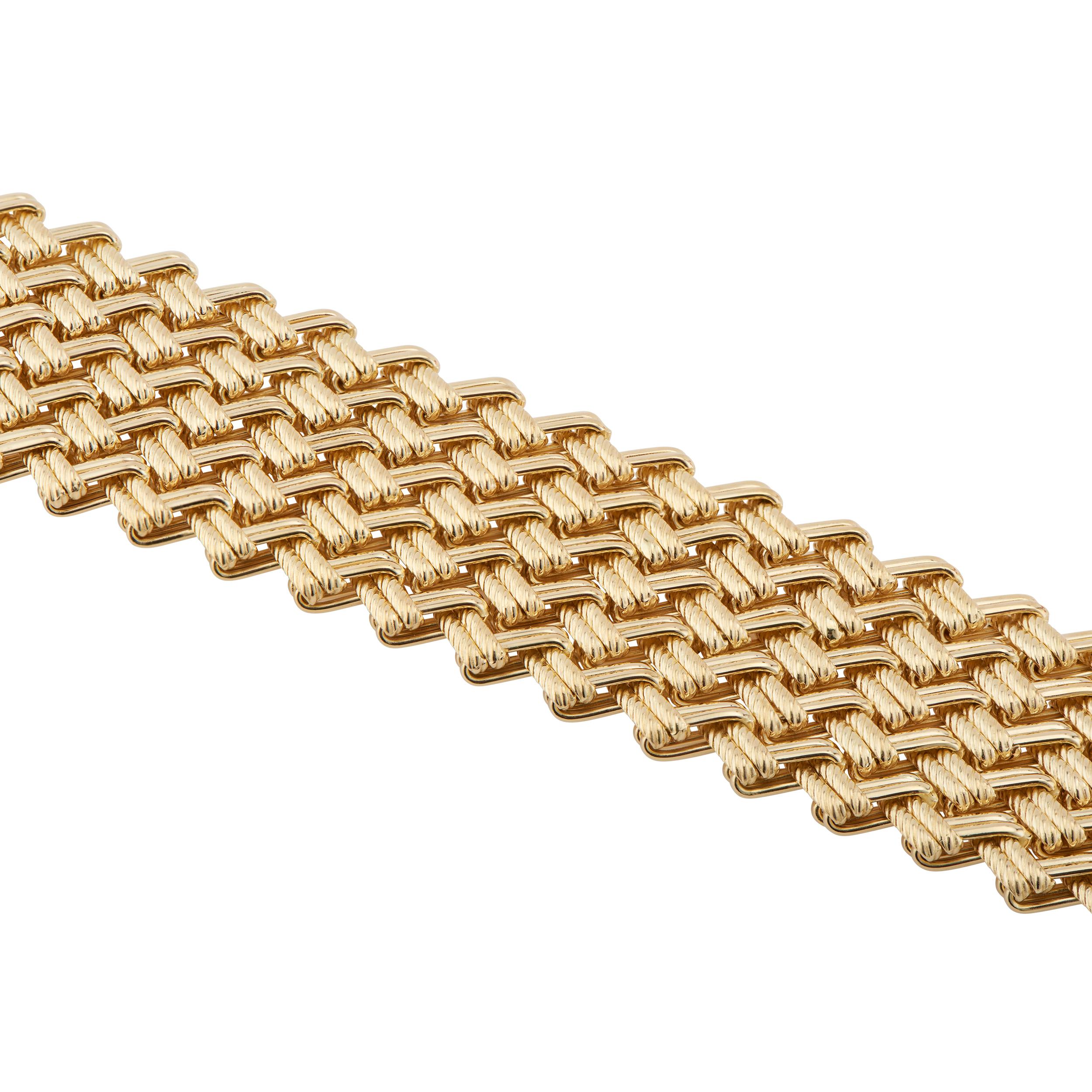 Breites gewebtes italienisches Gliederarmband aus Gelbgold im Angebot 1