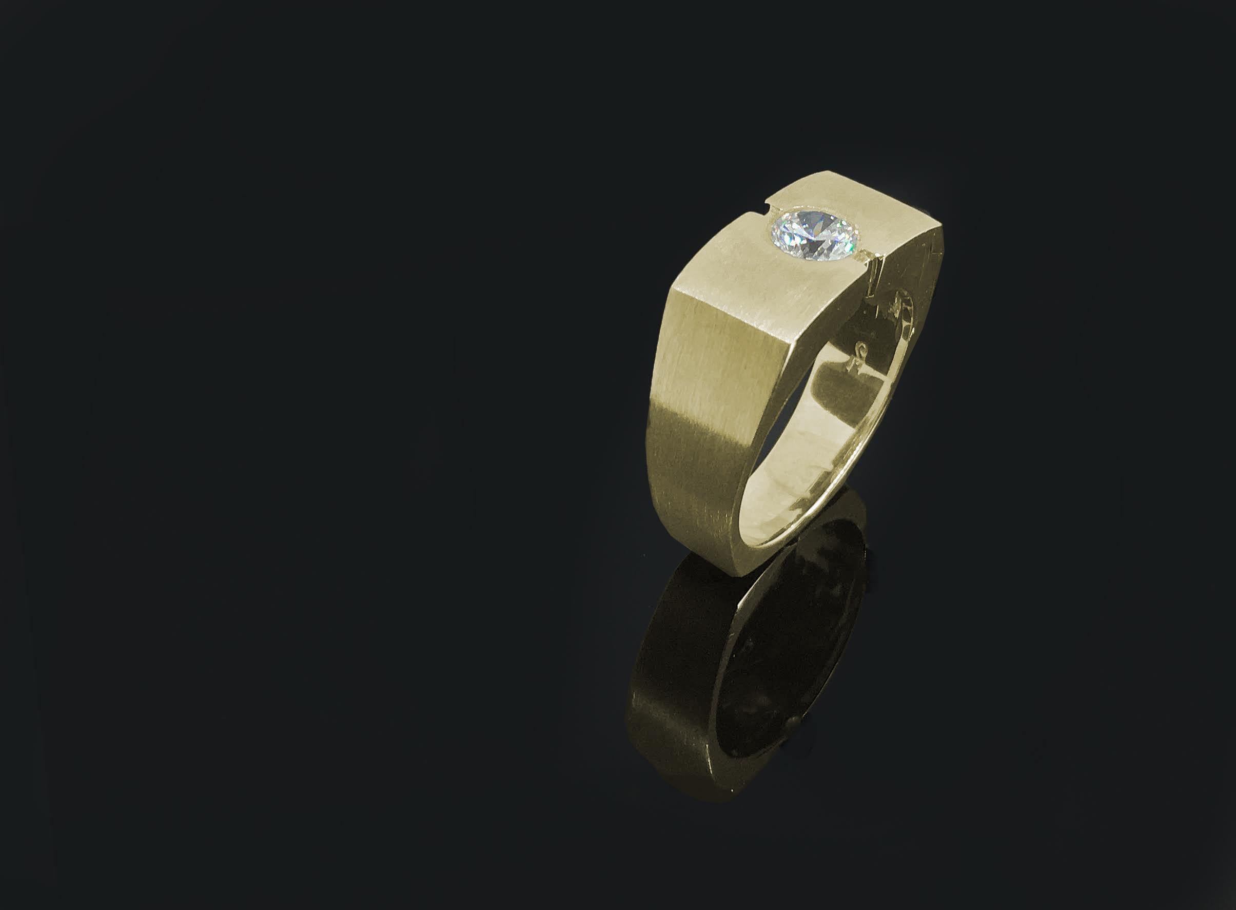 Round Cut Yellow Gold with Round Solitaire Diamond Ring For Sale