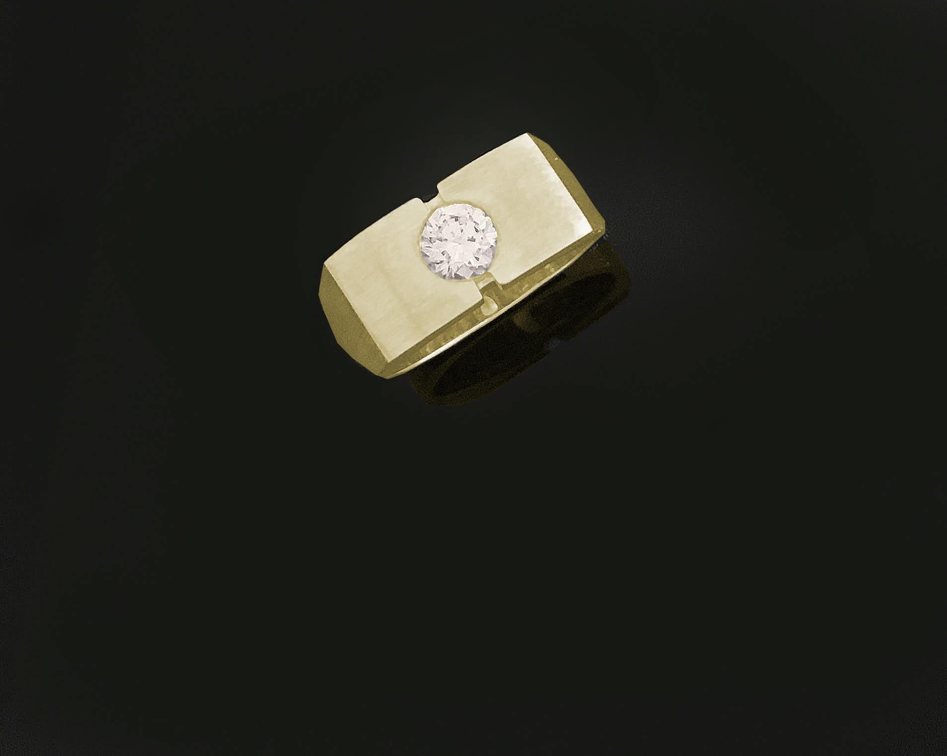 Yellow Gold with Round Solitaire Diamond Ring In New Condition For Sale In los angeles, CA