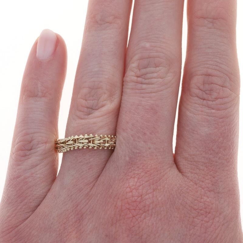 Yellow Gold Woven Chain Band - 14k Ring SZ 9 In Excellent Condition For Sale In Greensboro, NC