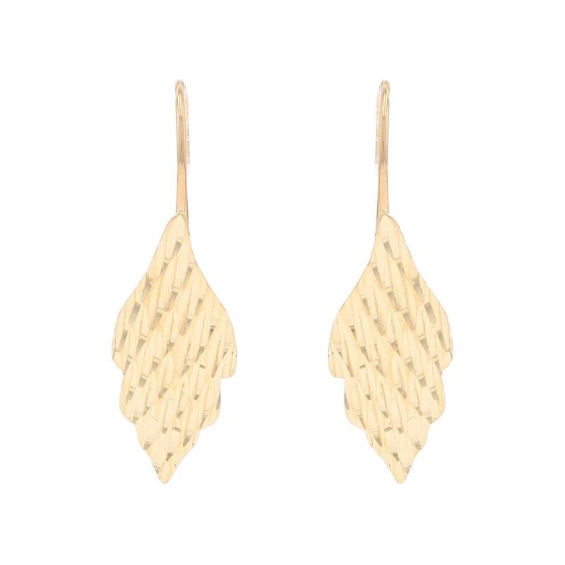 Contenuto del metallo: Oro giallo 14k

Stile: Goccia
Tipo di chiusura: Chiusure ad amo con ganci di sicurezza
Tema: Foglie intrecciate
Caratteristiche: Dettagli strutturati

Misure

Altezza: 31/32