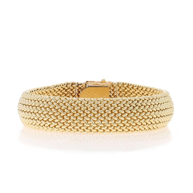 Contenu du métal : Or jaune 14k

Style de chaîne : Maille tissée
Style de bracelet : Chaîne
Type de fermeture : Fermoir à onglet avec deux fermoirs de sécurité latéraux

Mesures

Longueur : 7 1/2