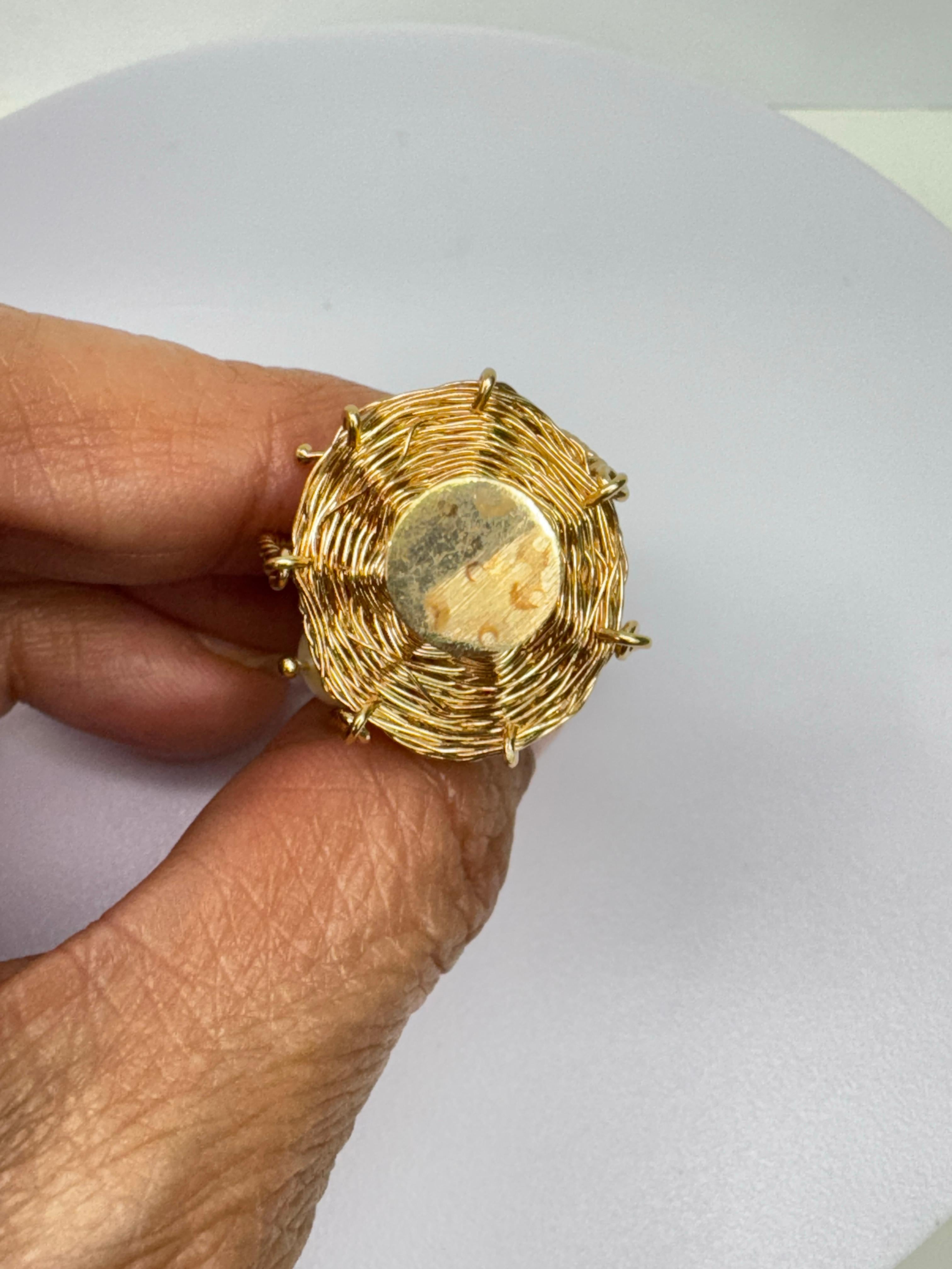 Ciondolo con cesto di perle coltivate in oro giallo a filo intrecciato in vendita 1