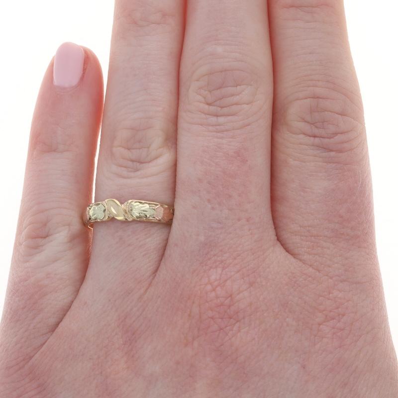 Yellow Gold X Black Hills Gold Band - 14k Leaves In Excellent Condition For Sale In Greensboro, NC