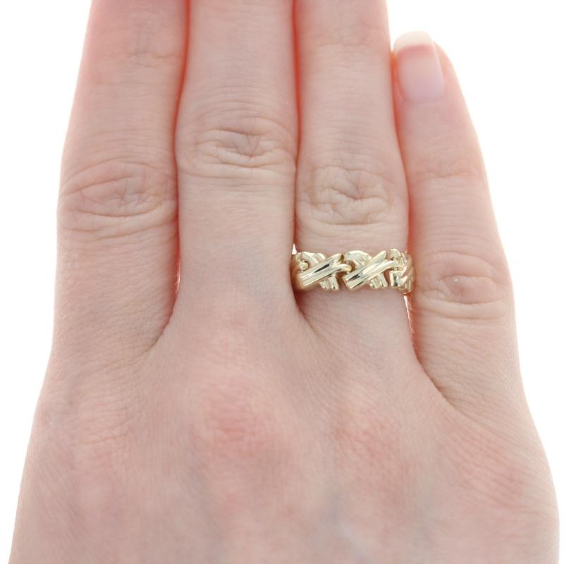 Size: 8

Metal Content: 14k Yellow Gold

Style: Band
Theme: X Link
Features: Ribbed Detailing

Measurements
Face Height (north to south): 1/4