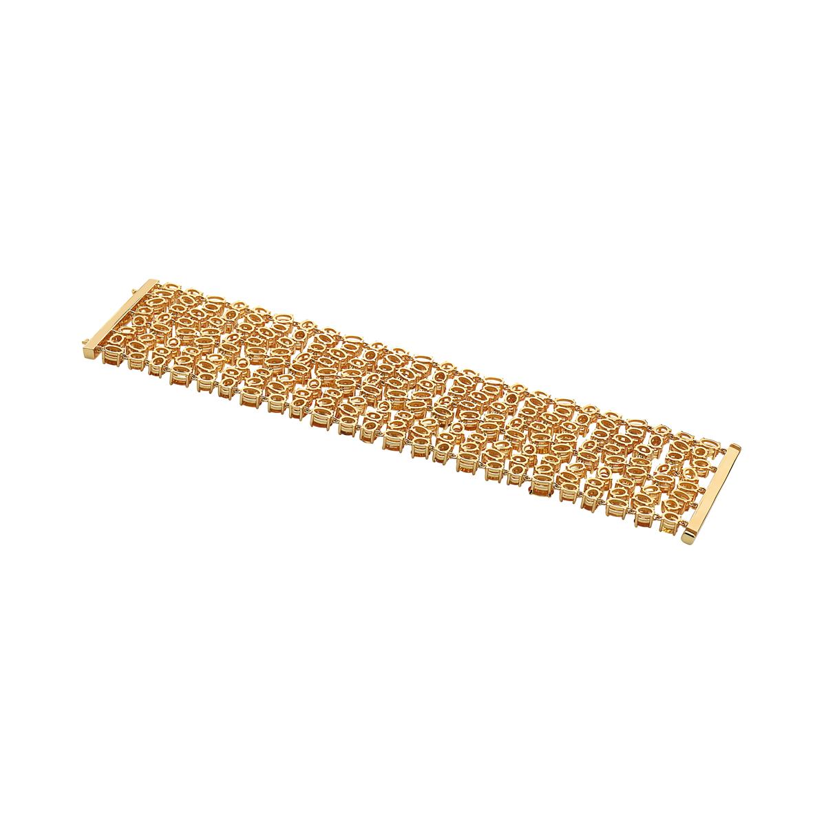 Ce bracelet est composé de 192 saphirs jaunes pour un total de 101,60 carats, sertis dans de l'or jaune 14k et trempés dans de l'or jaune 24k pour un aspect plus riche, avec 14 diamants pesant 0,68 carats. Fermeture par bouton-pression. Poids total