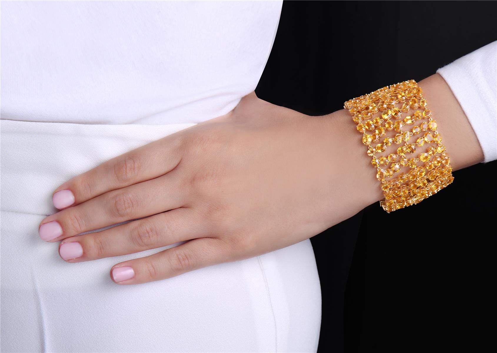 Bracelet en or jaune, saphir jaune et diamants Neuf - En vente à New York, NY