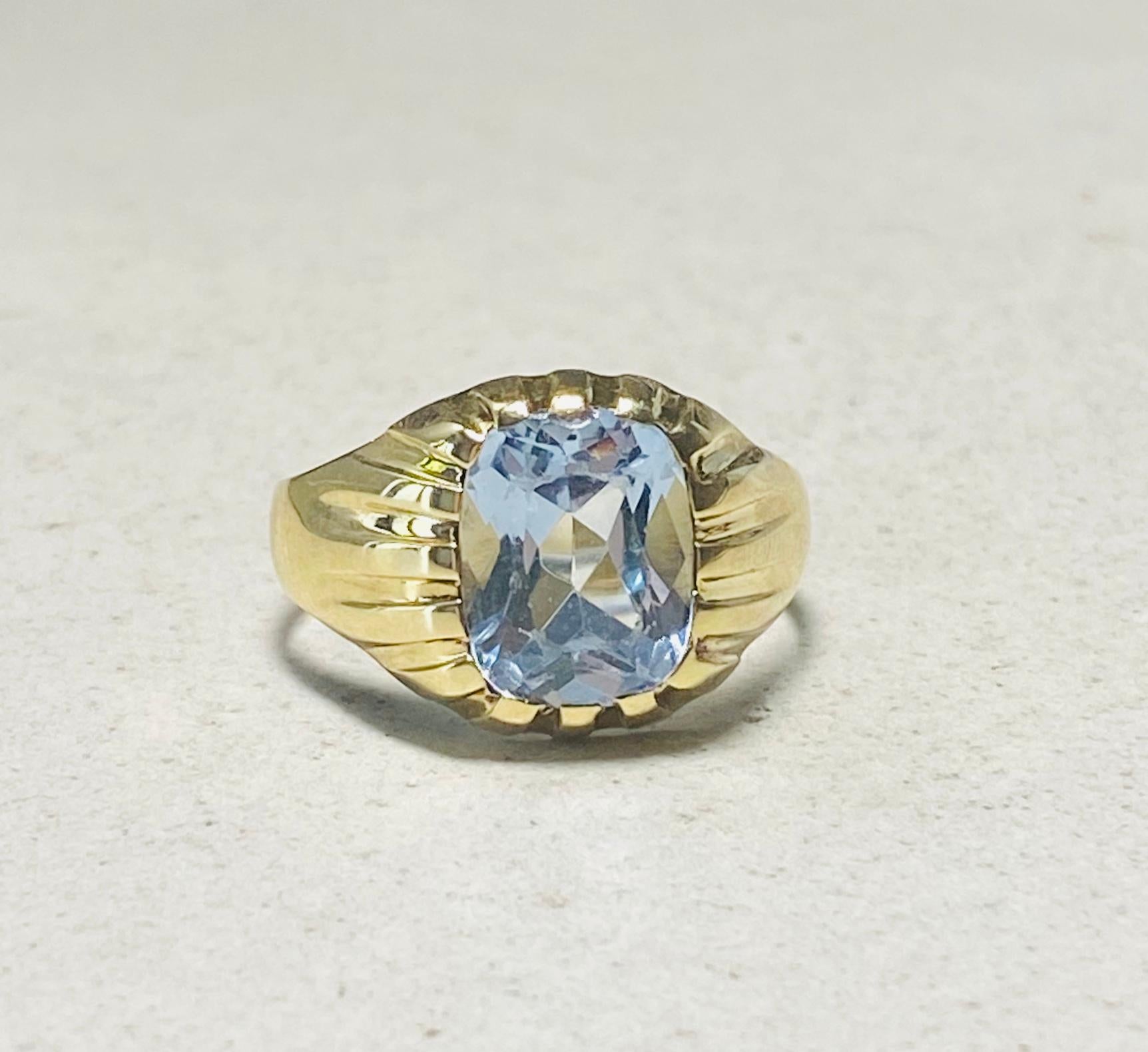 Yellow Golden Ring with Aquamarine from the 1950S. You don't see a pre-loved ring like this very often. The shape of the setting is stylish and really something else. The aquamarine is nicely cushion faceted and set in 8 carat yellow gold. Fully