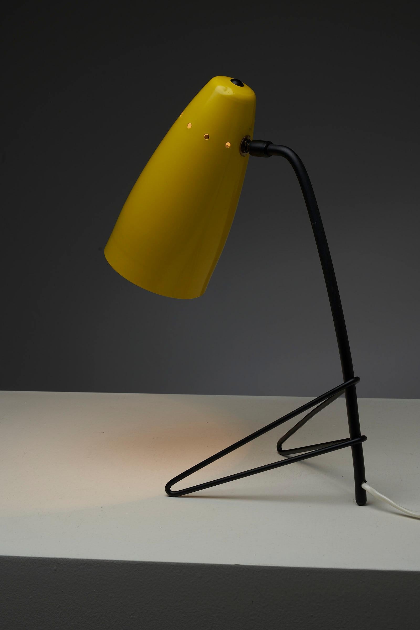 Yellow Grashopper Table Lamp Mid Century In Good Condition For Sale In Mortsel, BE