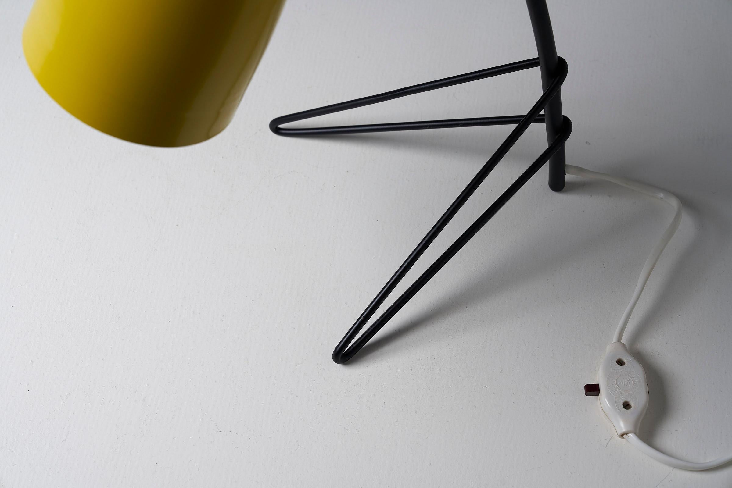 Milieu du XXe siècle Lampe de table Grashopper jaune mi-siècle en vente