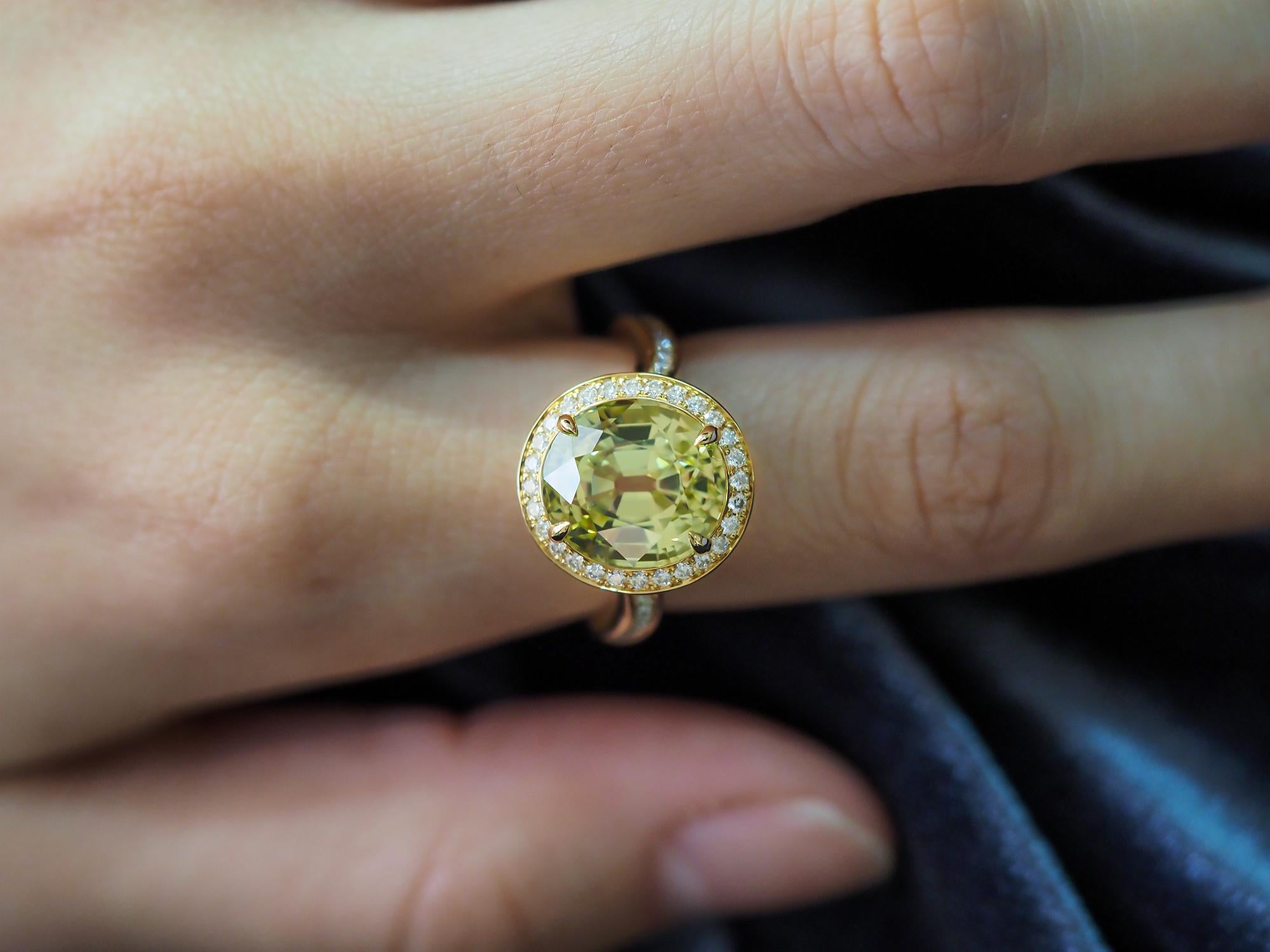 Modern Yellow-Green Chrysoberyl Ring, 18K Yellow Gold and Diamonds Ring For Sale