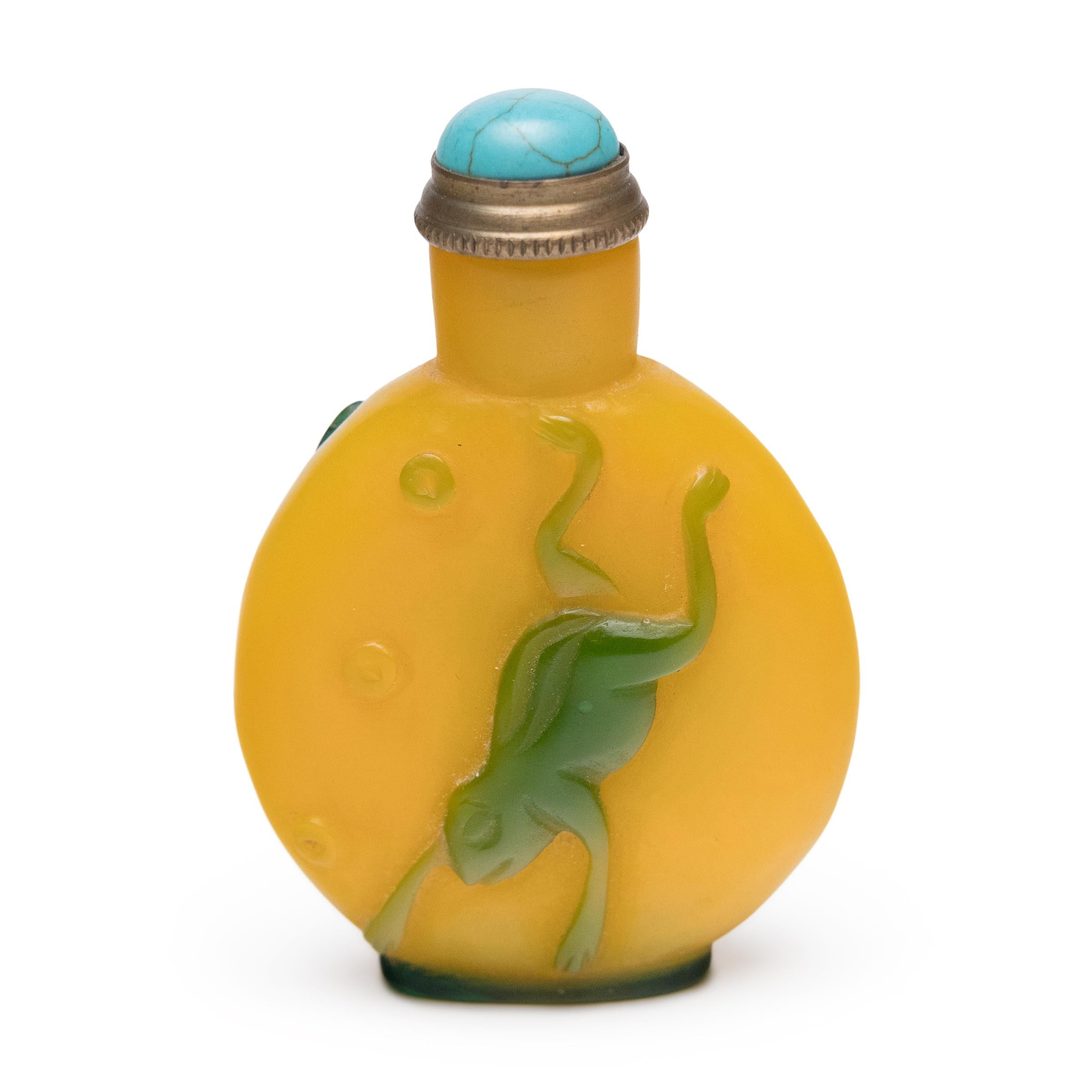 Qing Bouteille de tabac à priser en verre de Pékin jaune et vert, c. 1900 en vente