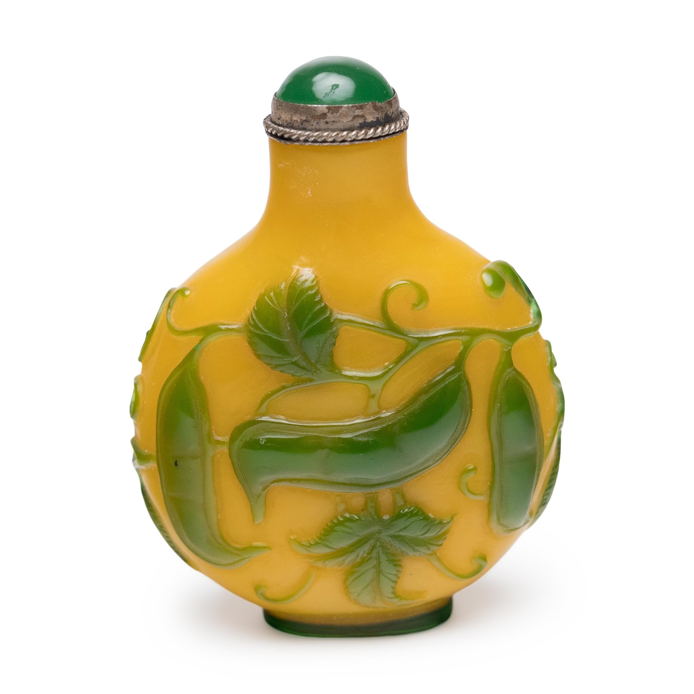 Qing Bouteille de tabac à priser en verre de Pékin jaune et vert, c. 1900 en vente