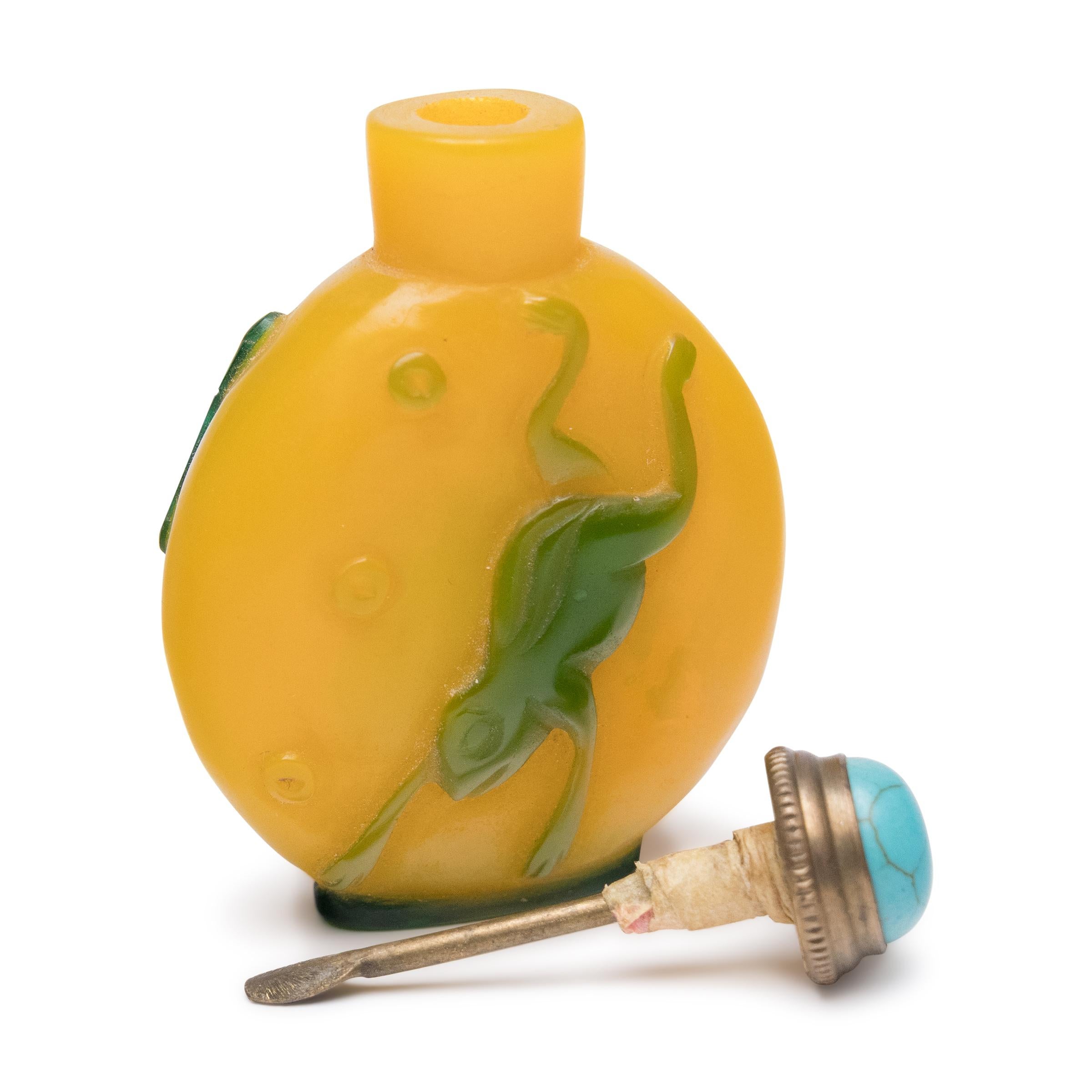 Chinois Bouteille de tabac à priser en verre de Pékin jaune et vert, c. 1900 en vente