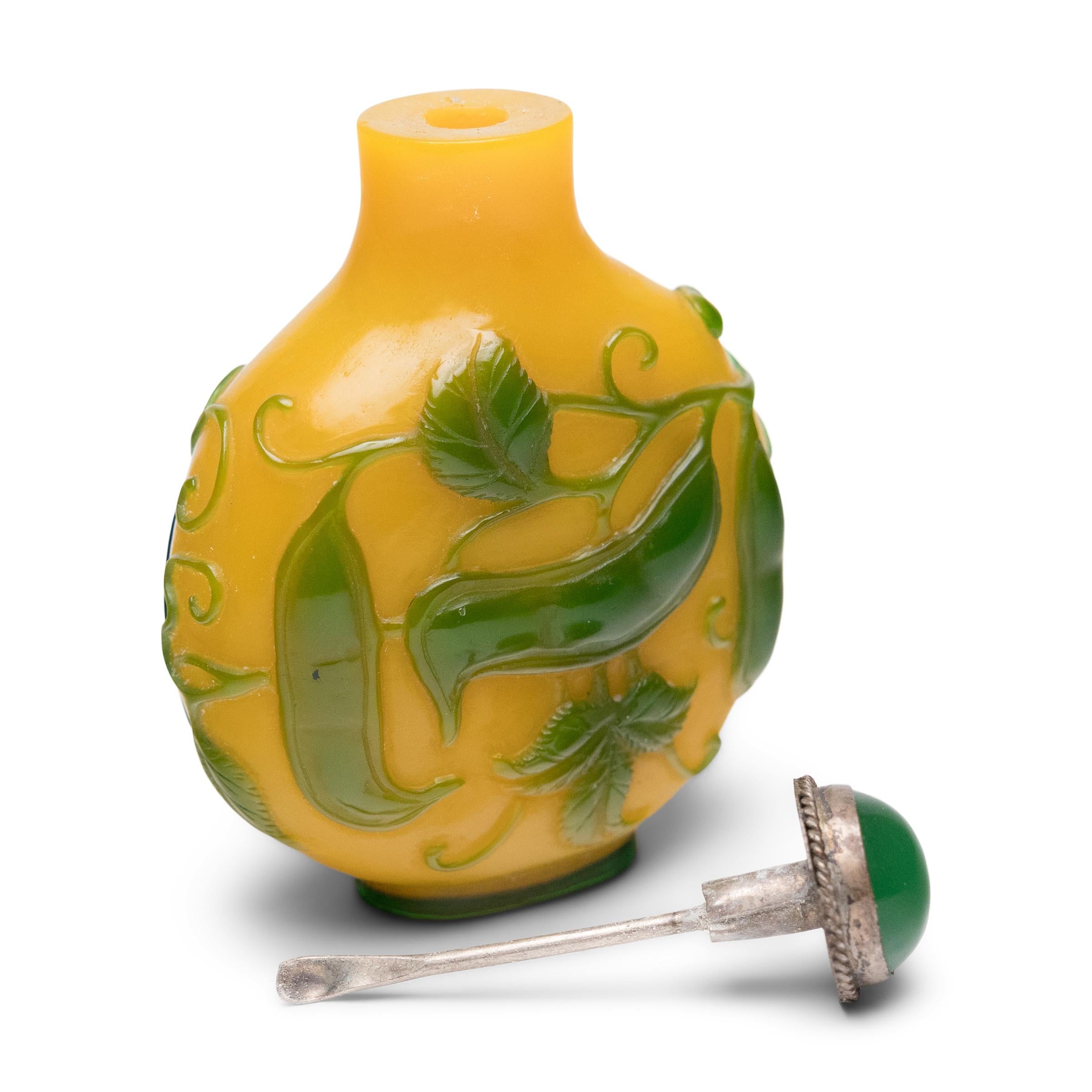 Chinois Bouteille de tabac à priser en verre de Pékin jaune et vert, c. 1900 en vente
