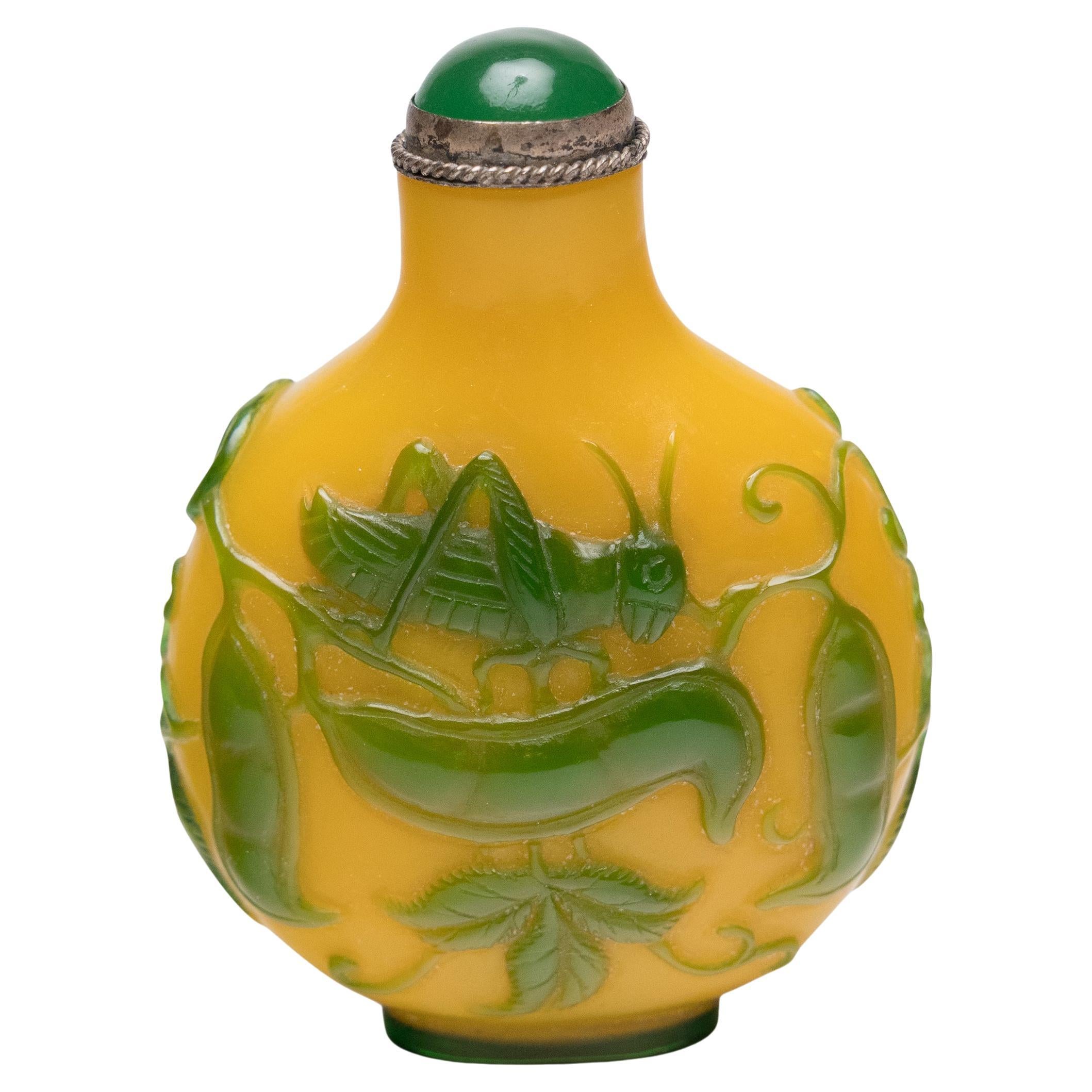 Tabacchiera in vetro giallo e verde di Pechino, 1900 ca.