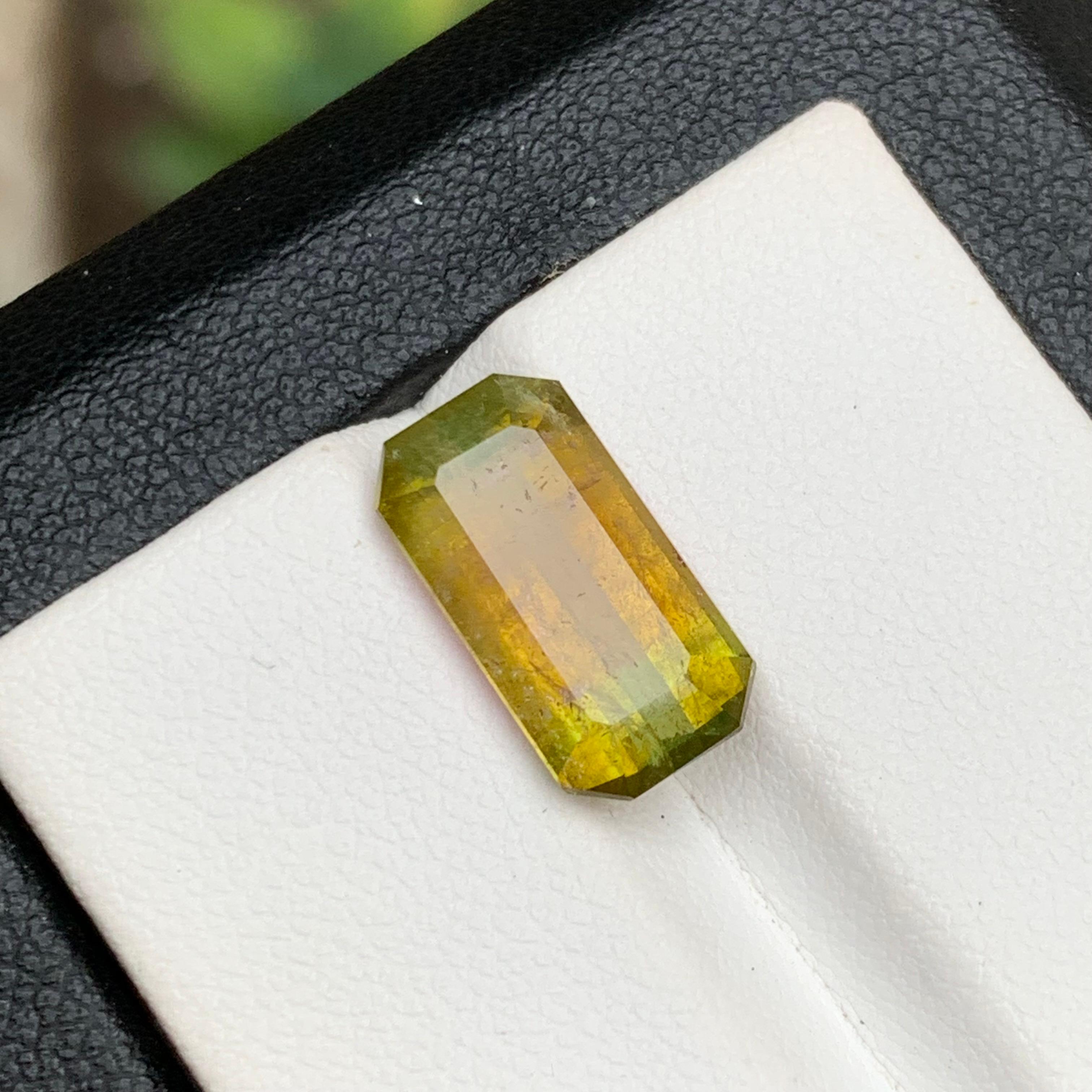 Taille émeraude Bague et pendentif en tourmaline naturelle bicolore jaune, verte et rose de 5,20 carats en vente
