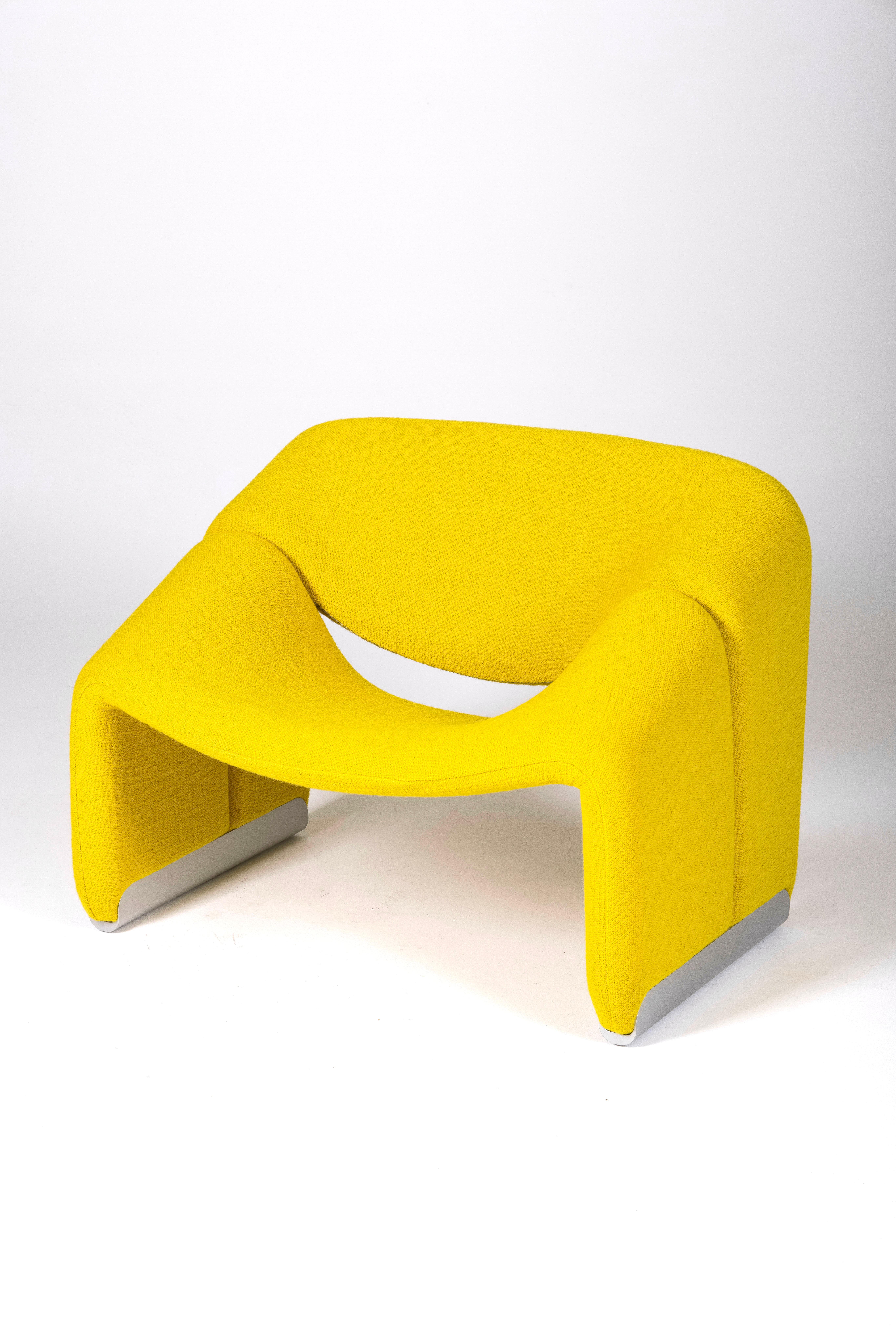 Groovy armchair, an iconic design by designer Pierre Paulin from the 1960s (1964). This armchair has been reupholstered with high-quality yellow fabric. The base features chrome-plated metal components.
LP1417