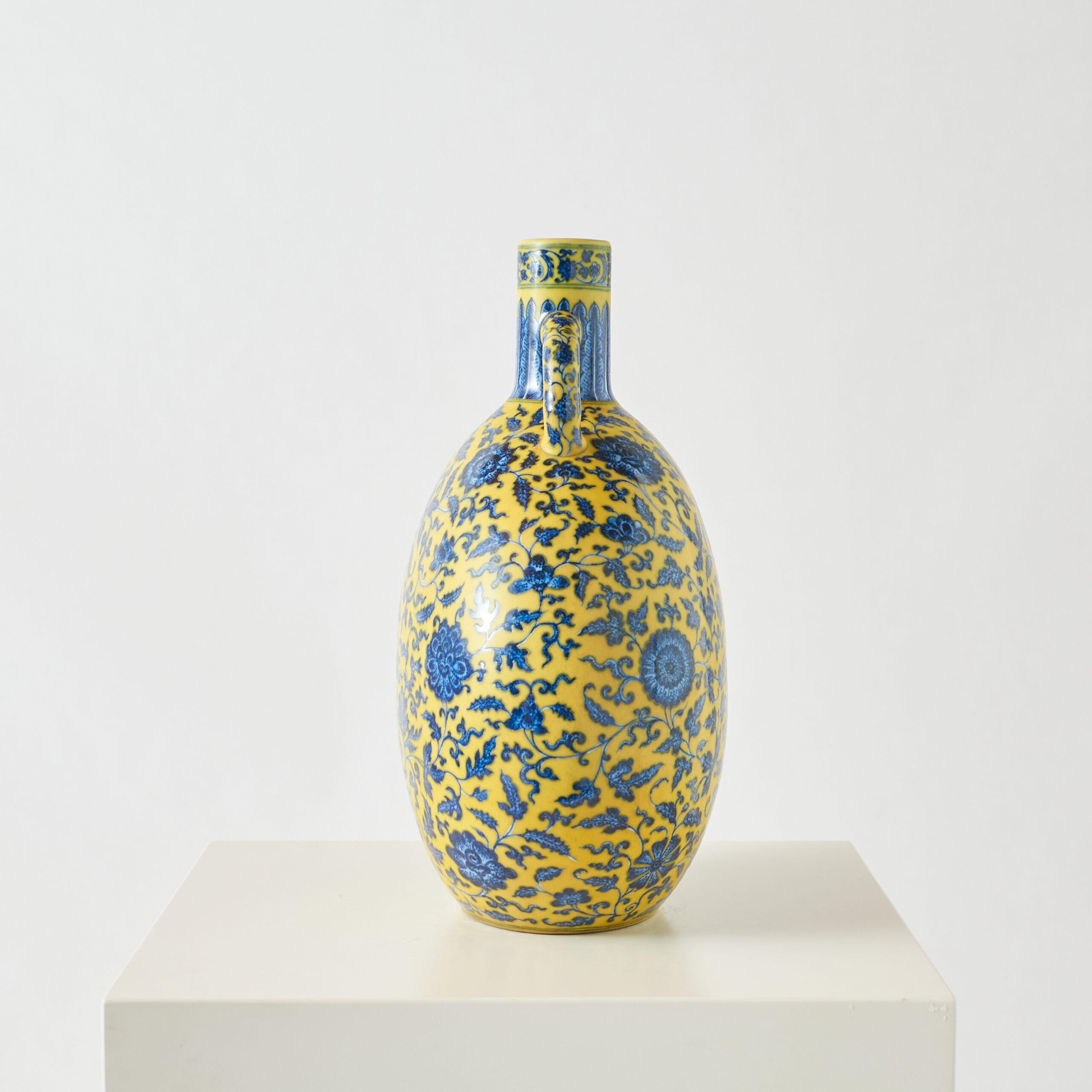 Petaca lunar amarillo-azul y blanco con diseño de loto

Importante frasco lunar de estilo dinastía Qing, con fondo amarillo vibrante y decoración floral azul bajo vidriado. El cuerpo circular aplanado está adornado con flores de loto entrelazadas y