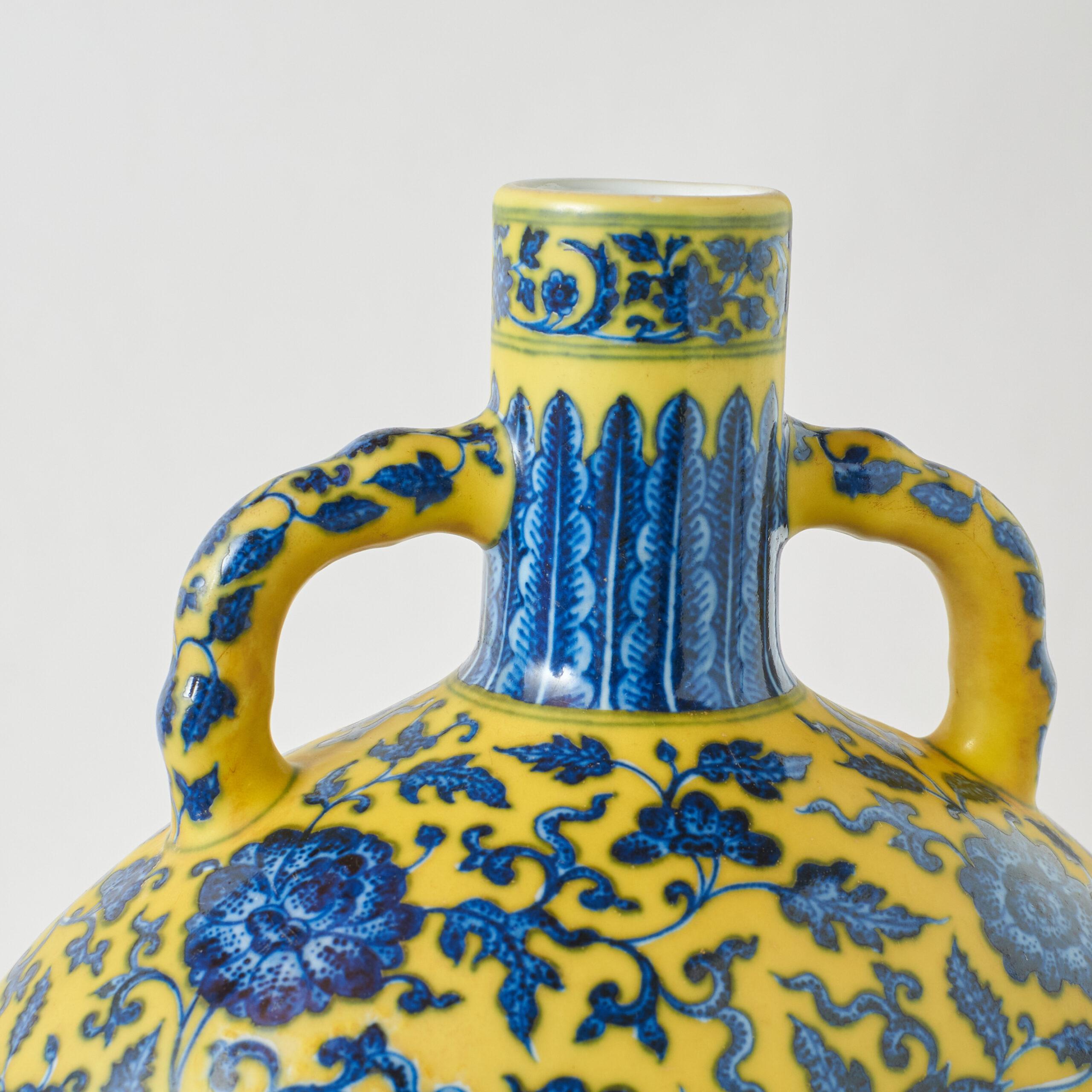 Petaca lunar amarillo-azul y blanco con diseño de loto Qing en venta