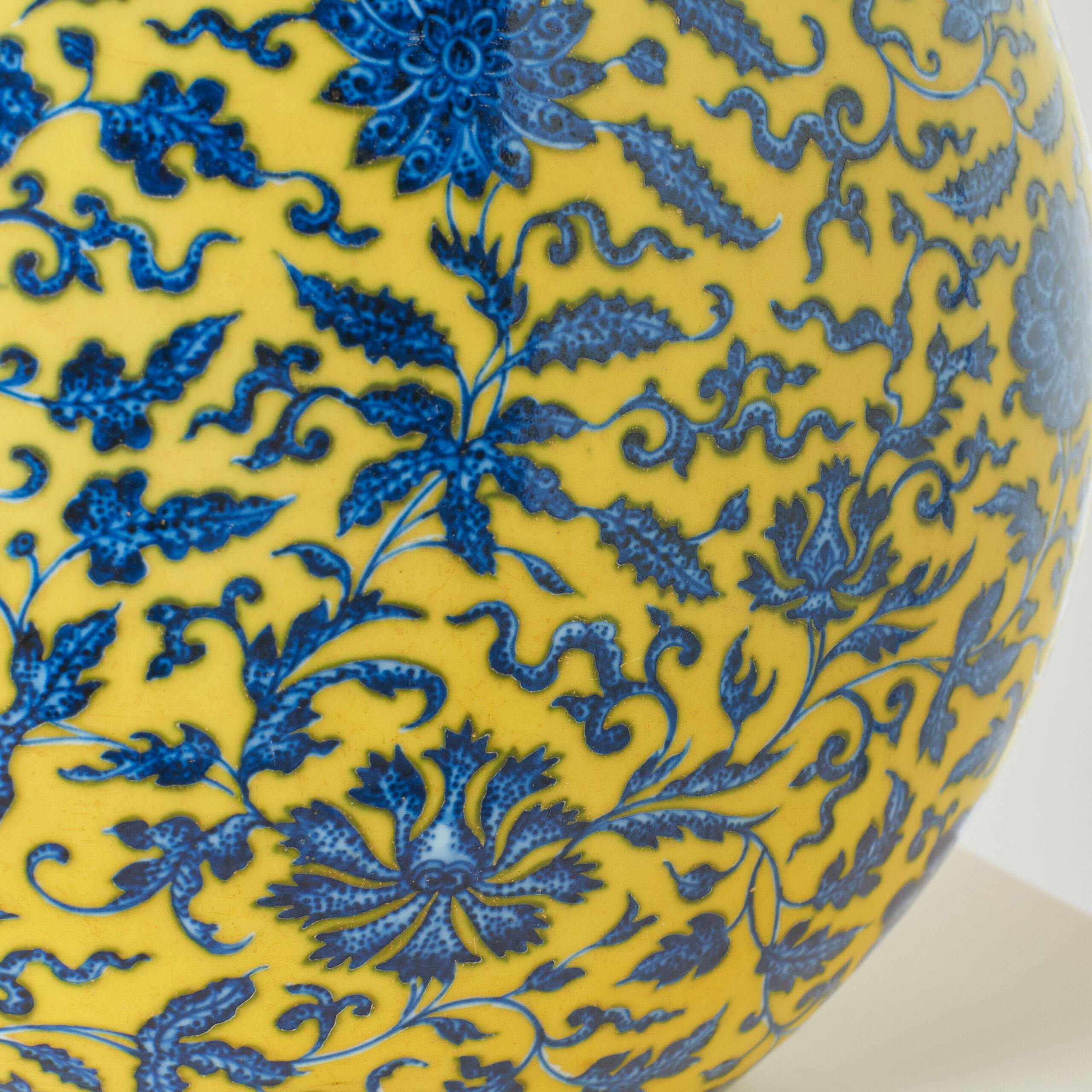 Petaca lunar amarillo-azul y blanco con diseño de loto en Bueno estado para la venta en San Francisco, CA