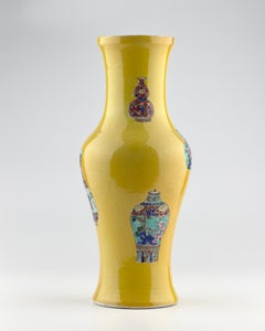 Vaso della Famille Rose su fondo giallo con motivi “vaso nel vaso”